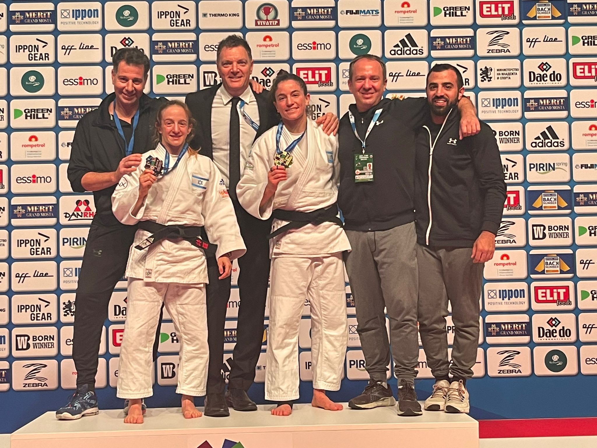 תמנע נלסון לוי, שירה ראשוני עם המאמן שני הרשקו אחרי זכייה במדליות באליפות אירופה בג'ודו