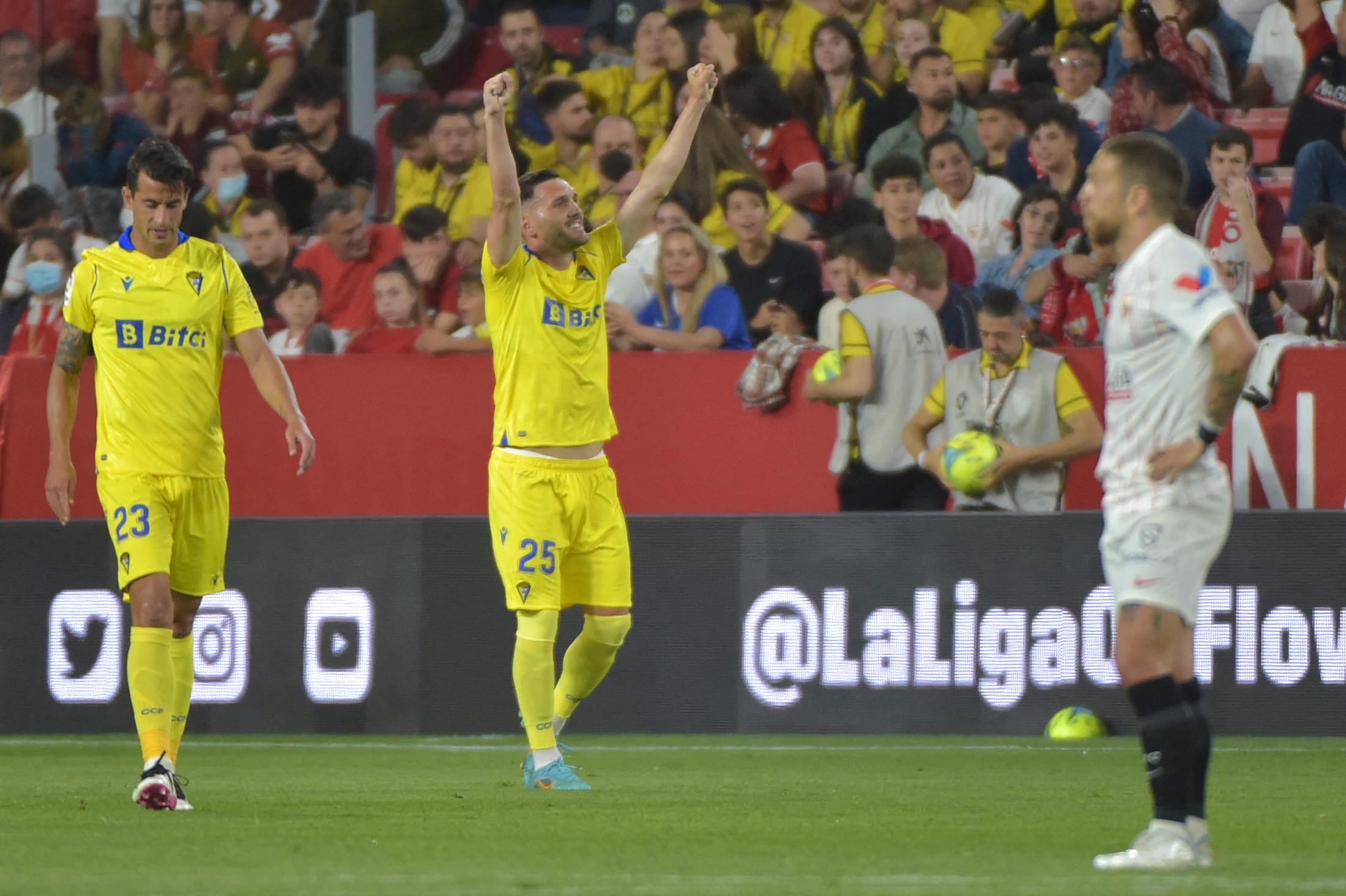 שחקן קאדיס לוקאס פרס חוגג שער נגד סביליה