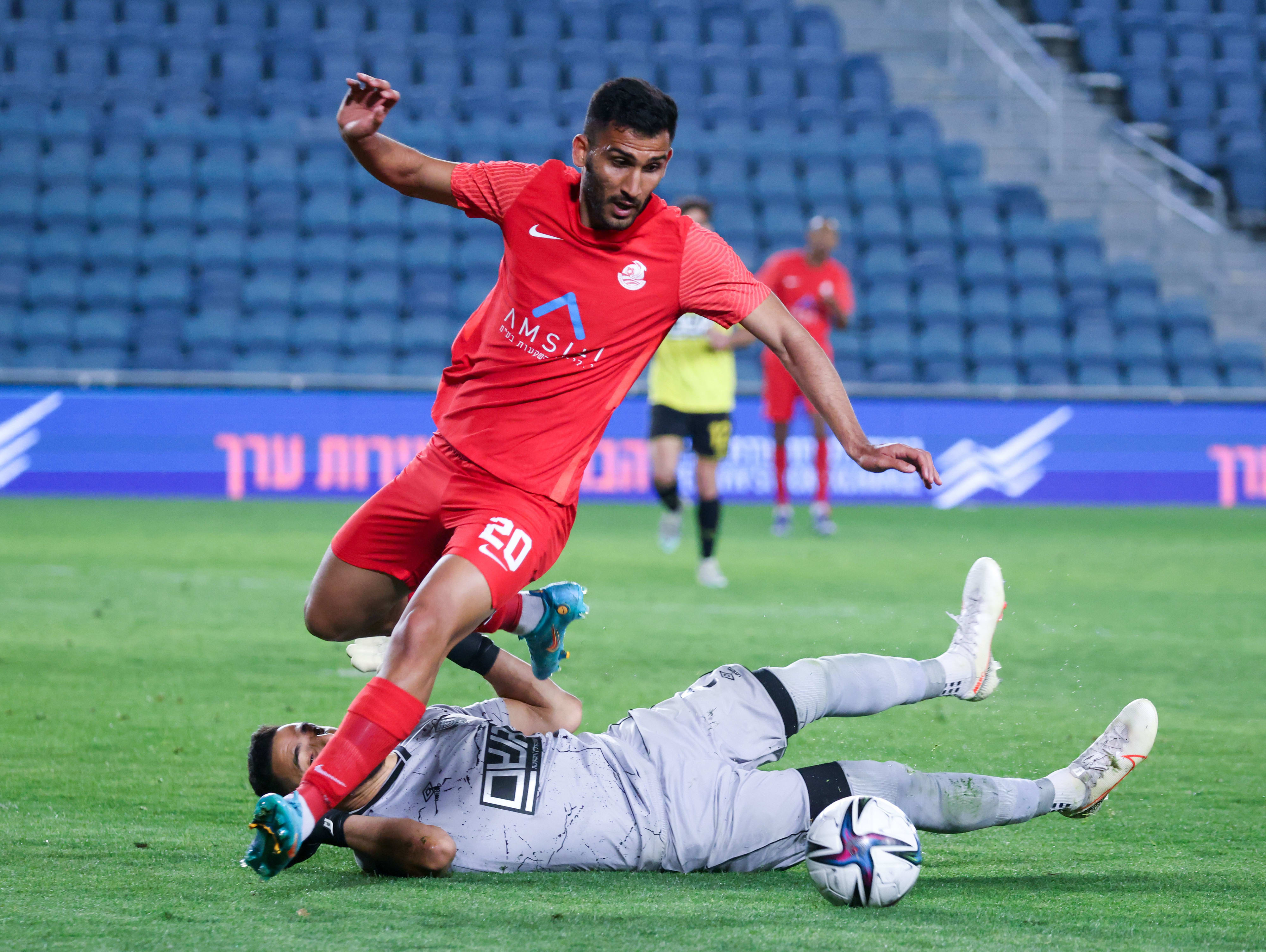 גל קעטבי שחקן מ.ס. אשדוד מעל איתמר ניצן שוער בית"ר ירושלים