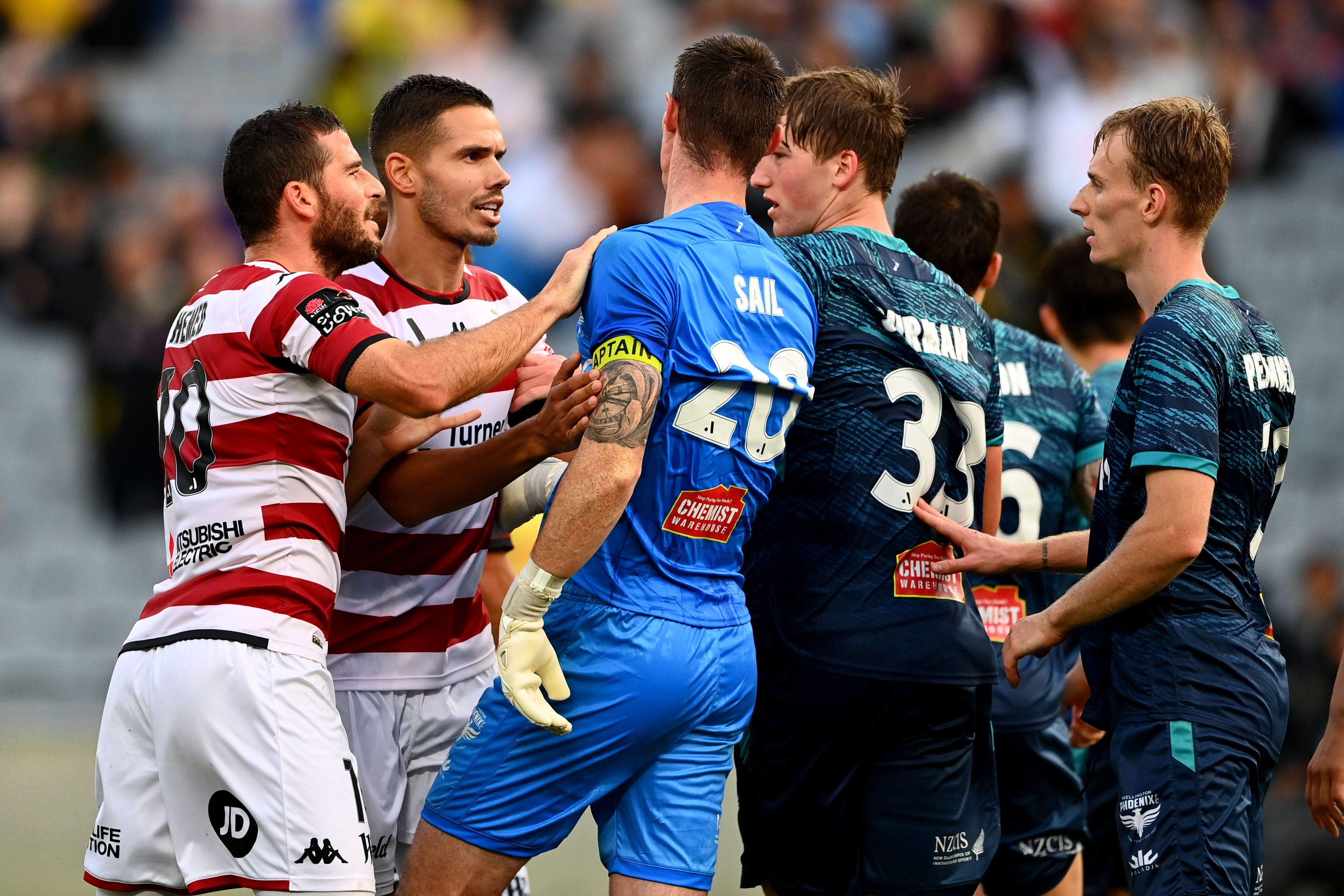 תומר חמד שחקן ווסטרן סידני וונדררס בעימות עם שחקני פרת' גלורי