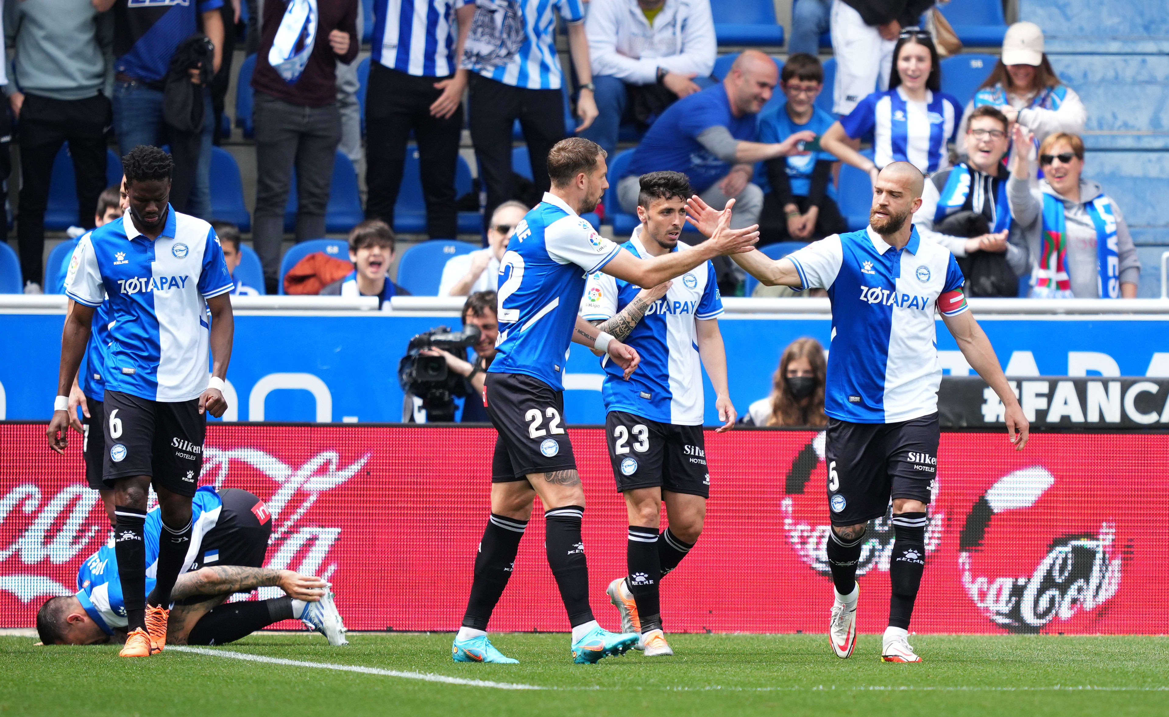 שחקני אלאבס חוגגים