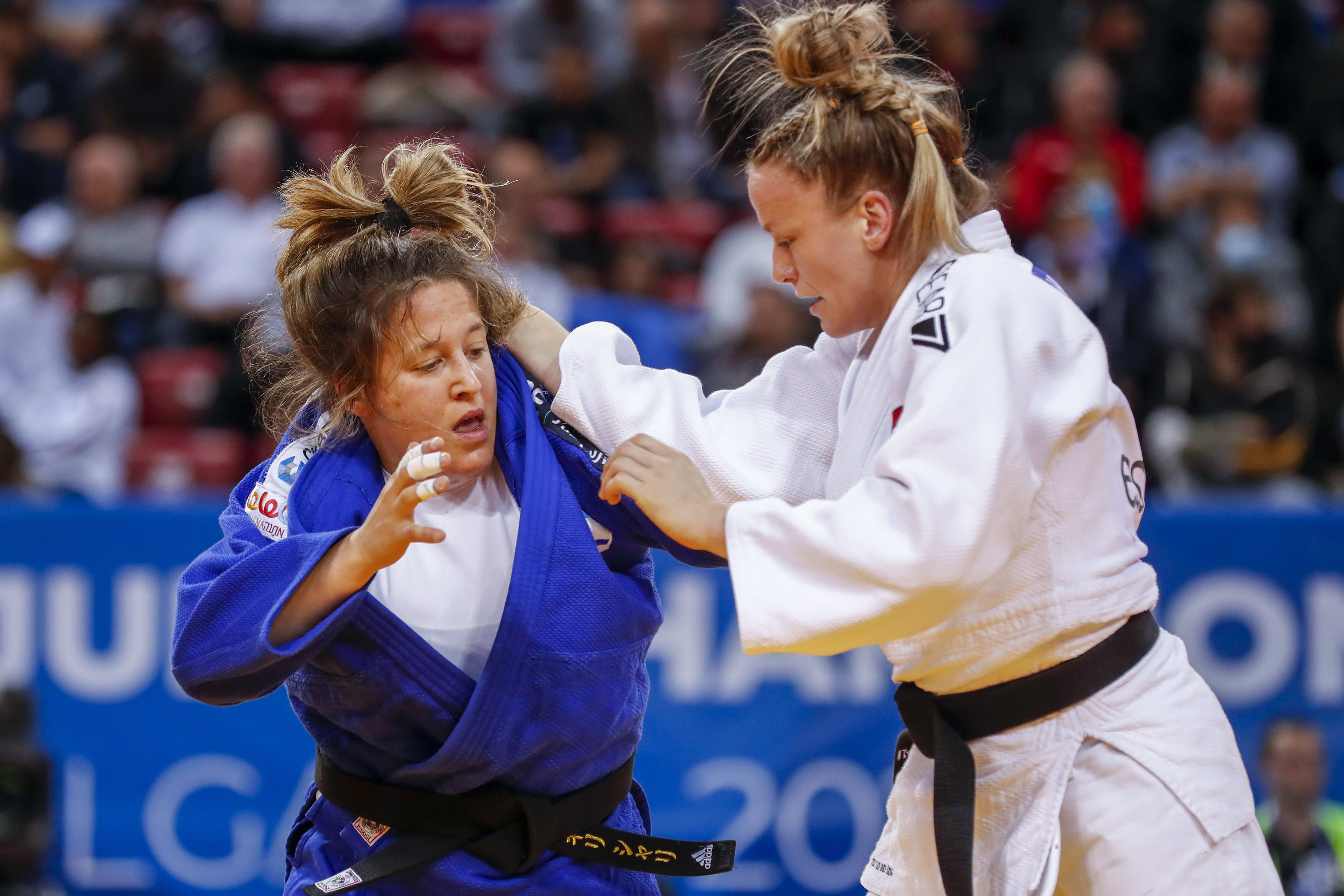 גילי שריר ג'ודוקא ישראלית (משמאל) מול חקה ואן דן ברג