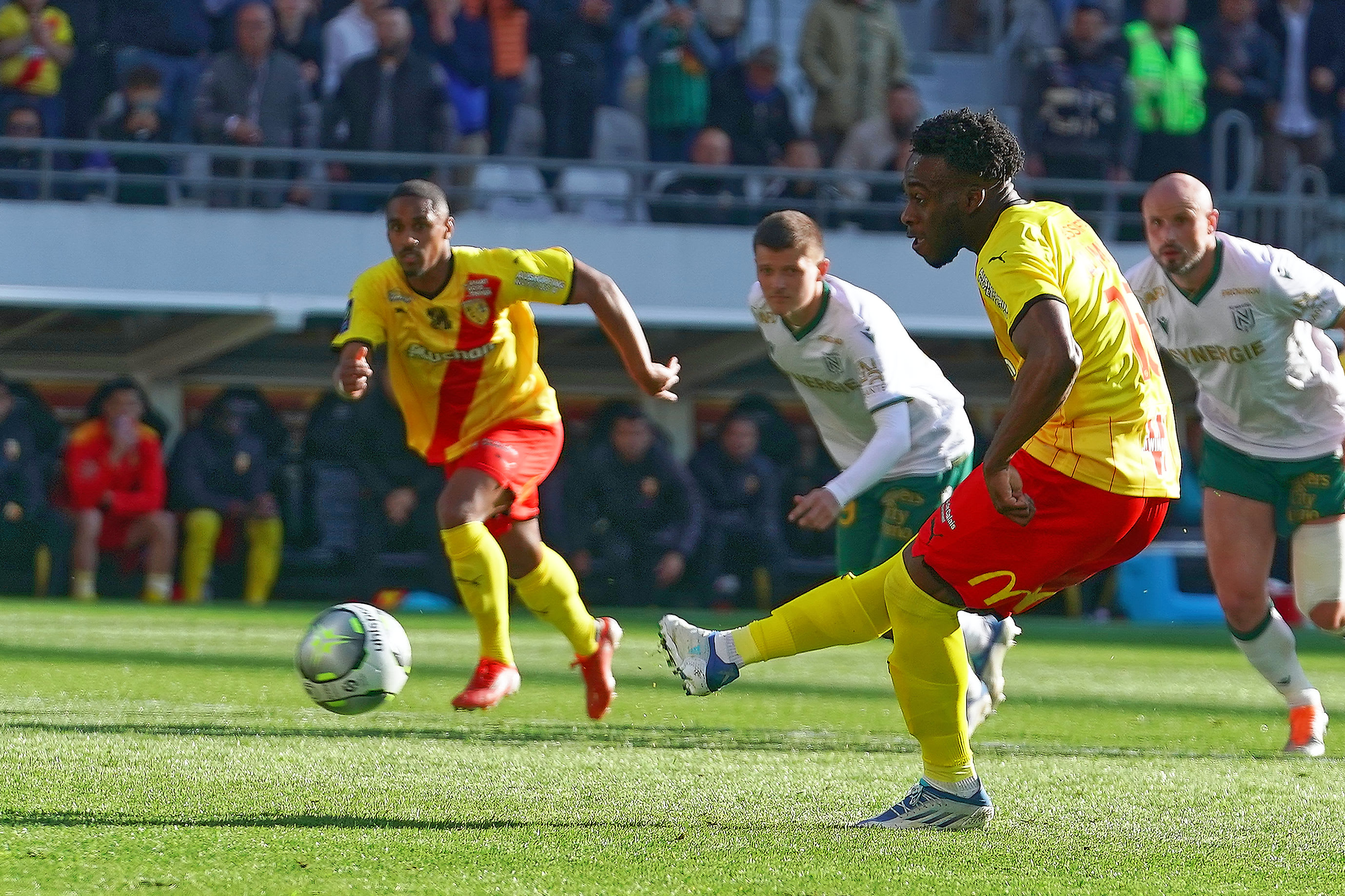 ארנו קלימואנדו שחקן לאנס בועט פנדל