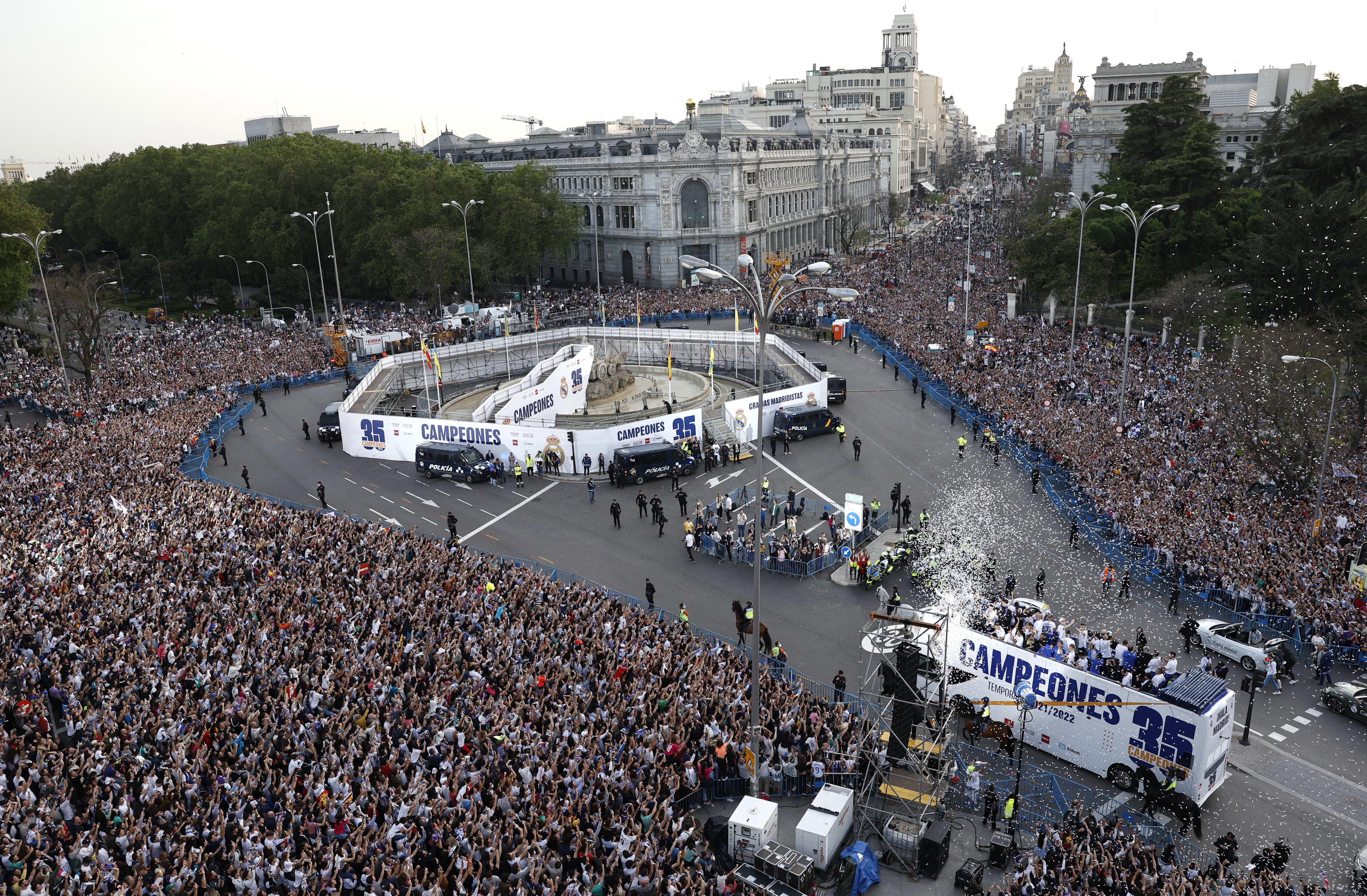 שחקני ריאל מדריד חוגגים אליפות עם האוהדים