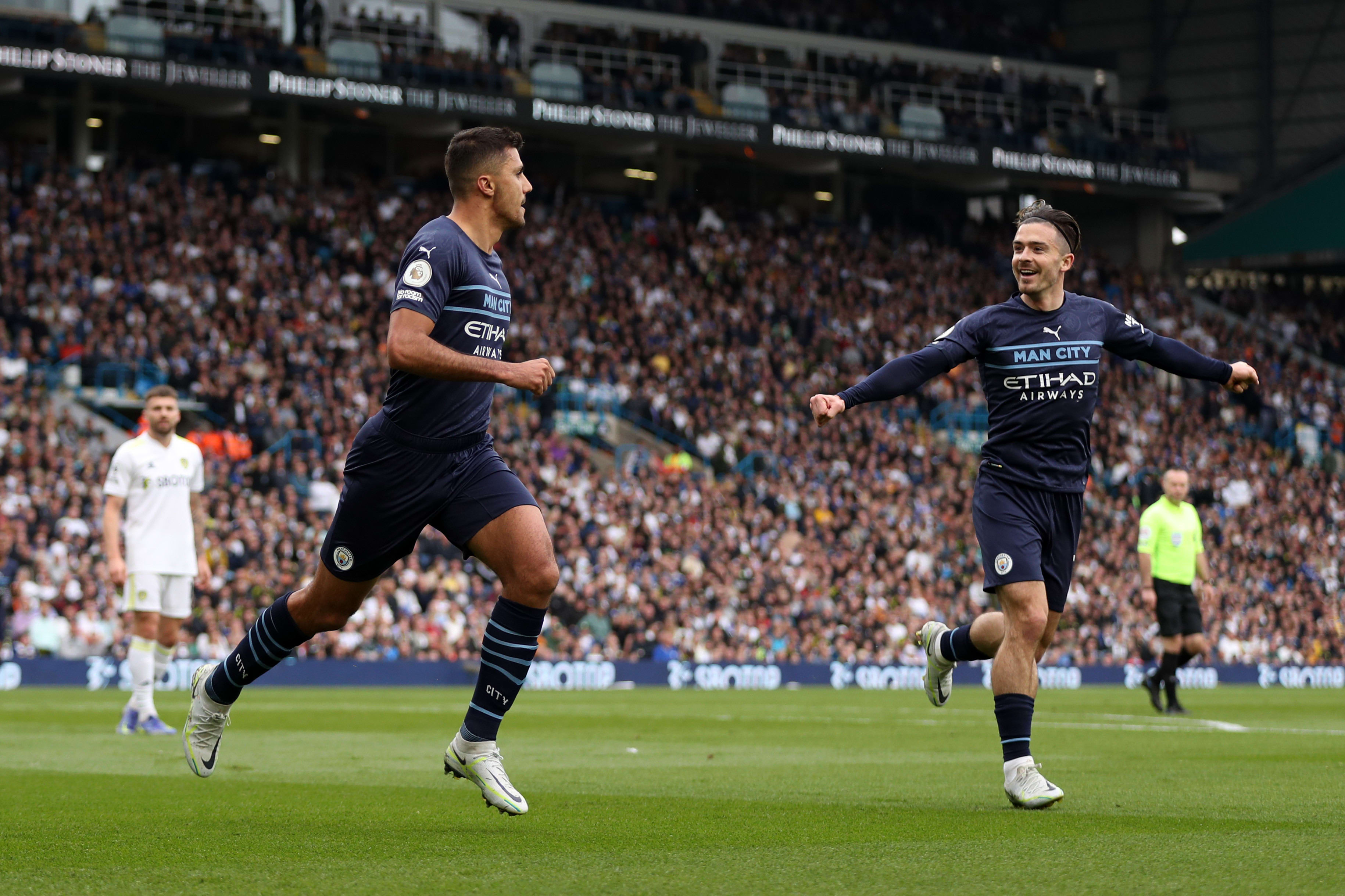 שחקן מנצ'סטר סיטי רודרי חוגג עם ג'ק גריליש