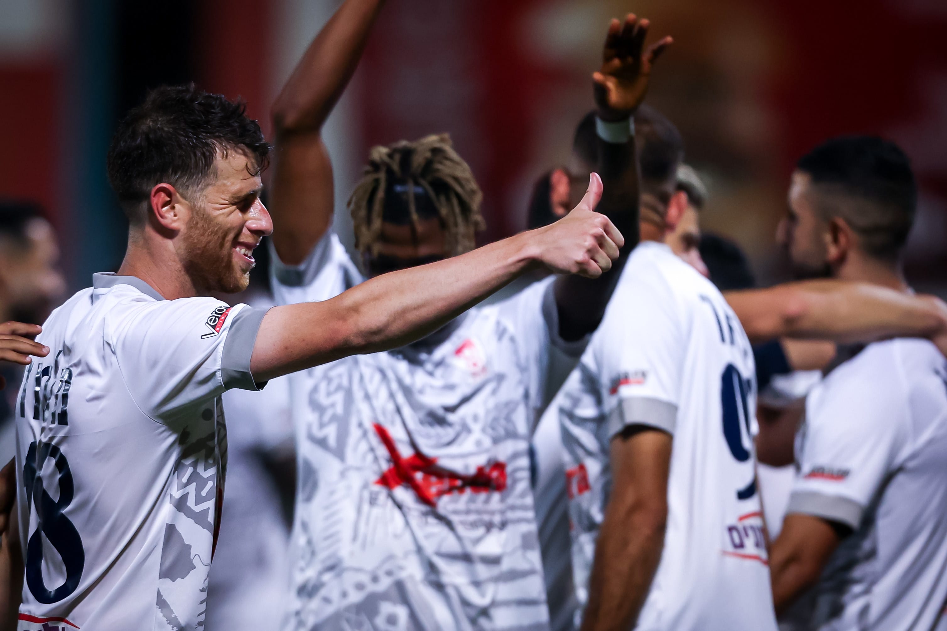 שחקני בני סכנין חוגגים עם גיא מלמד