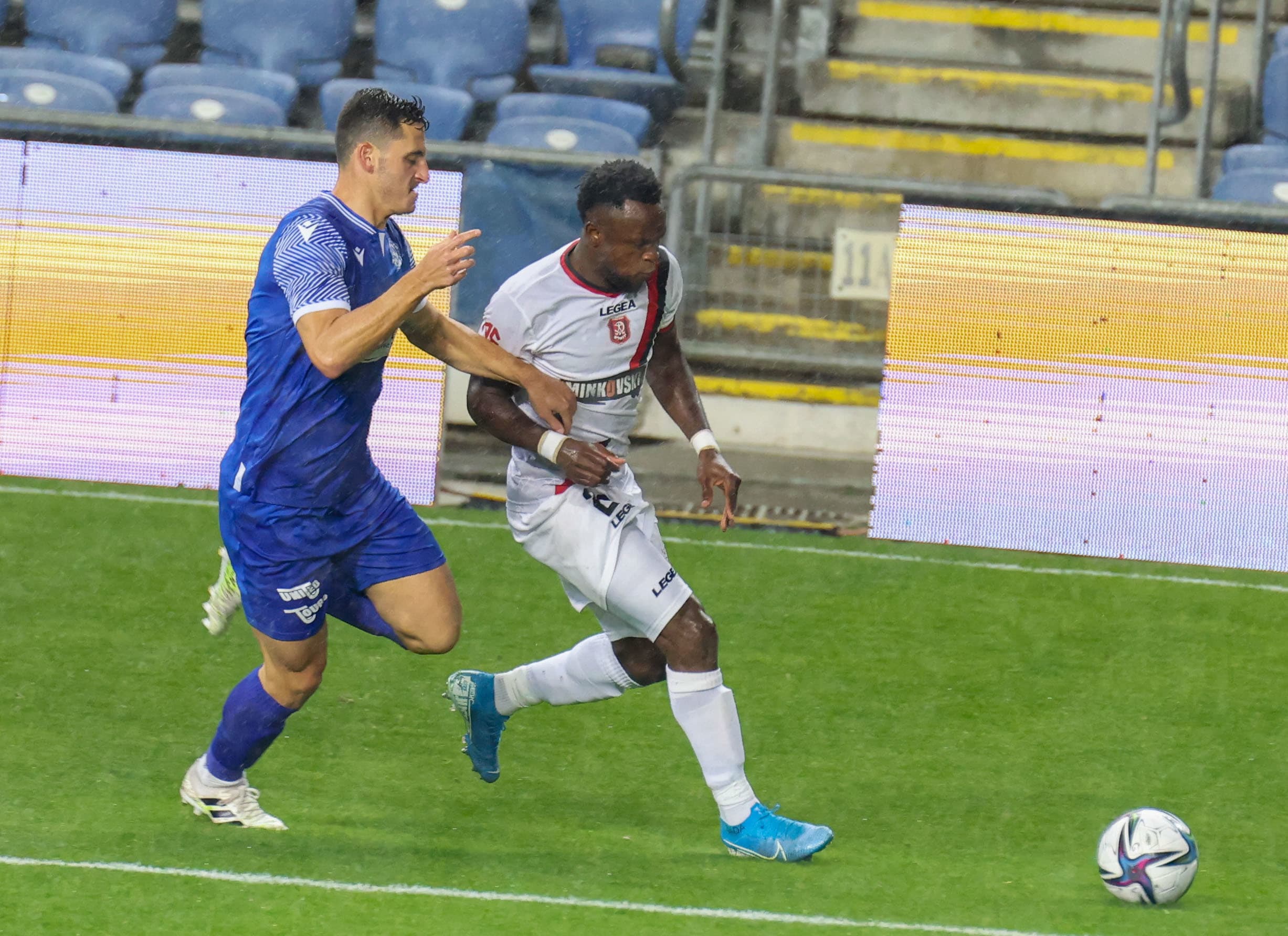 שחקן הפועל ירושלים וויליאם אגאדה, מול שחקן מכבי פתח תקוה דניאל פלשר