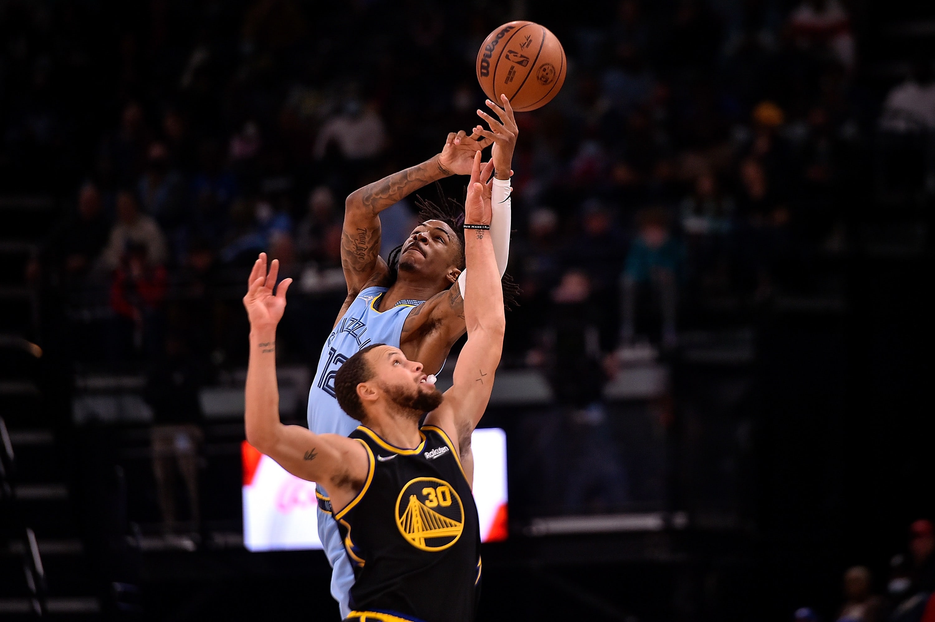 ג'ה מוראנט, ממפיס גריזליס, מול שחקן גולדן סטייט ווריירס סטפן קרי