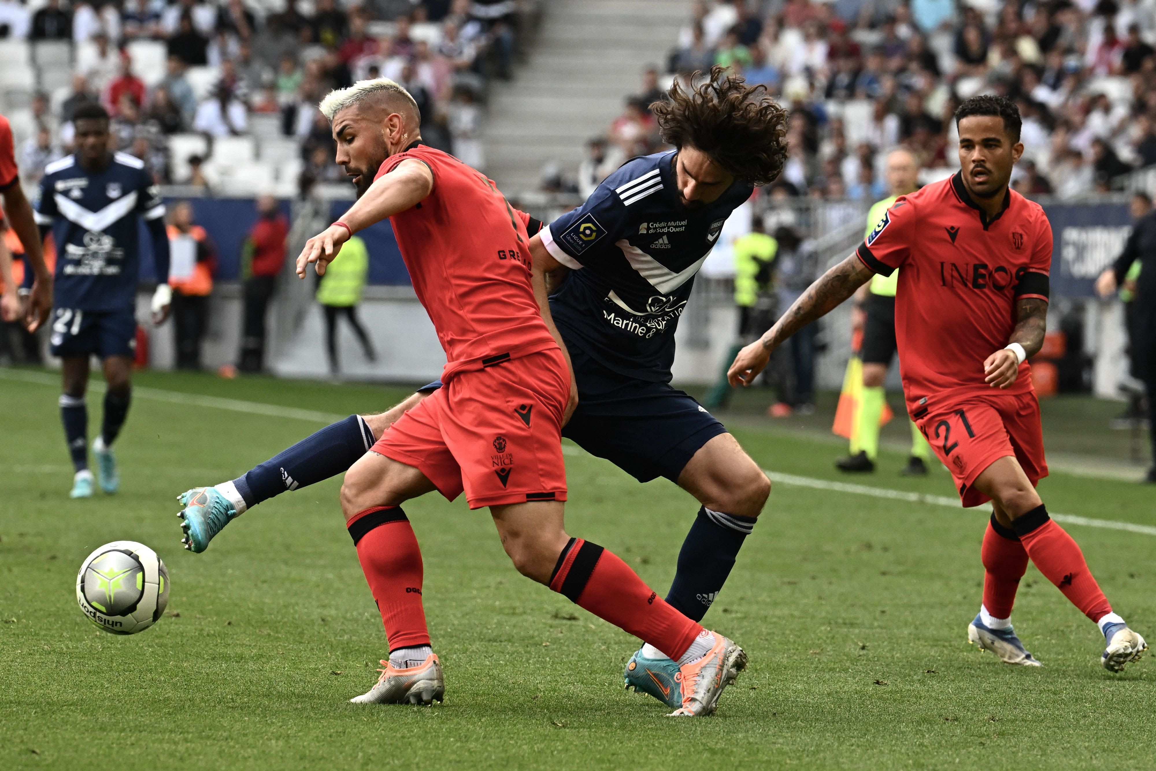 אנדי דלור שחקן ניס לפני יאסין עדלי שחקן בורדו