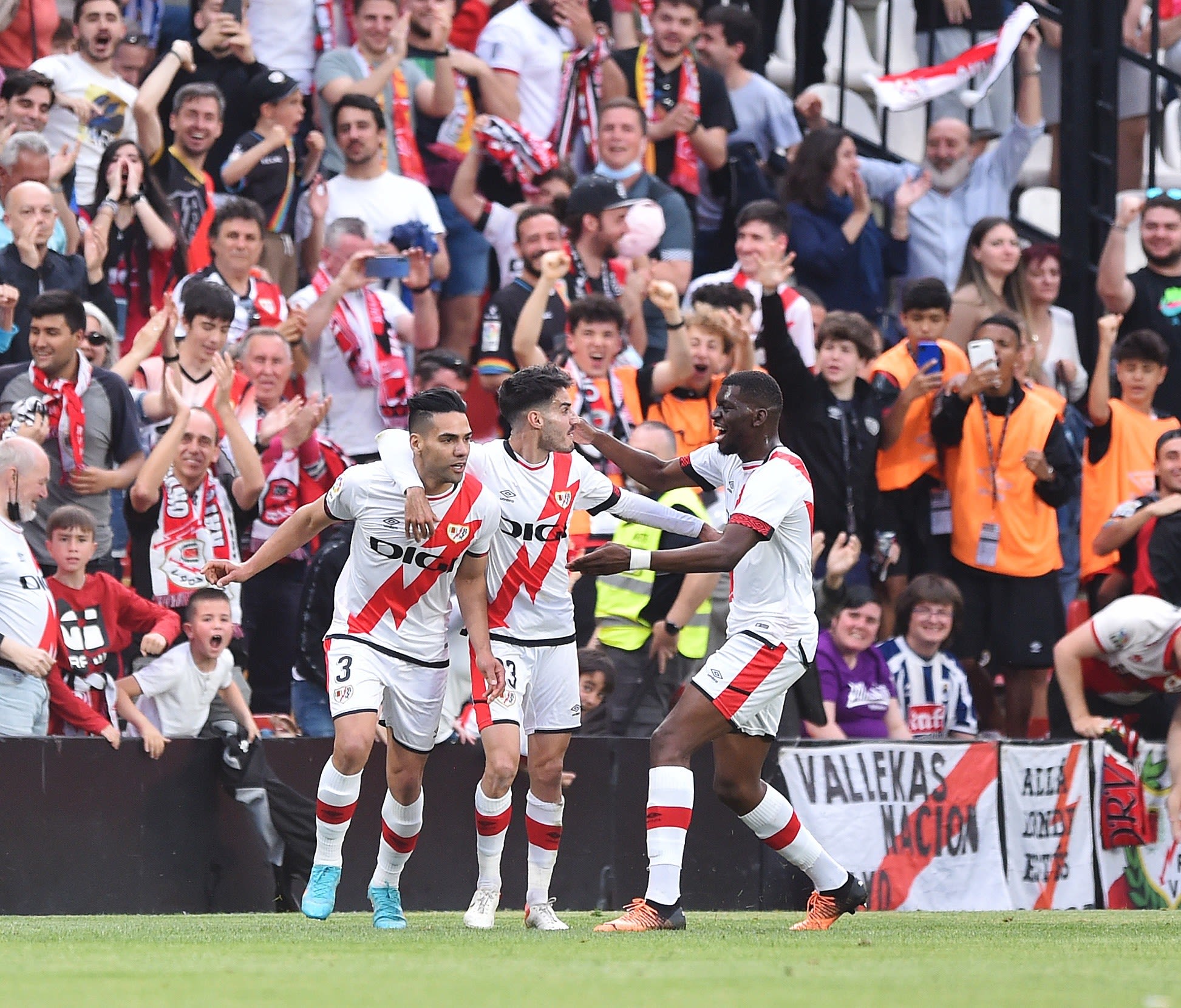 שחקני ראיו וייקאנו חוגגים עם רדאמל פלקאו (משמאל)