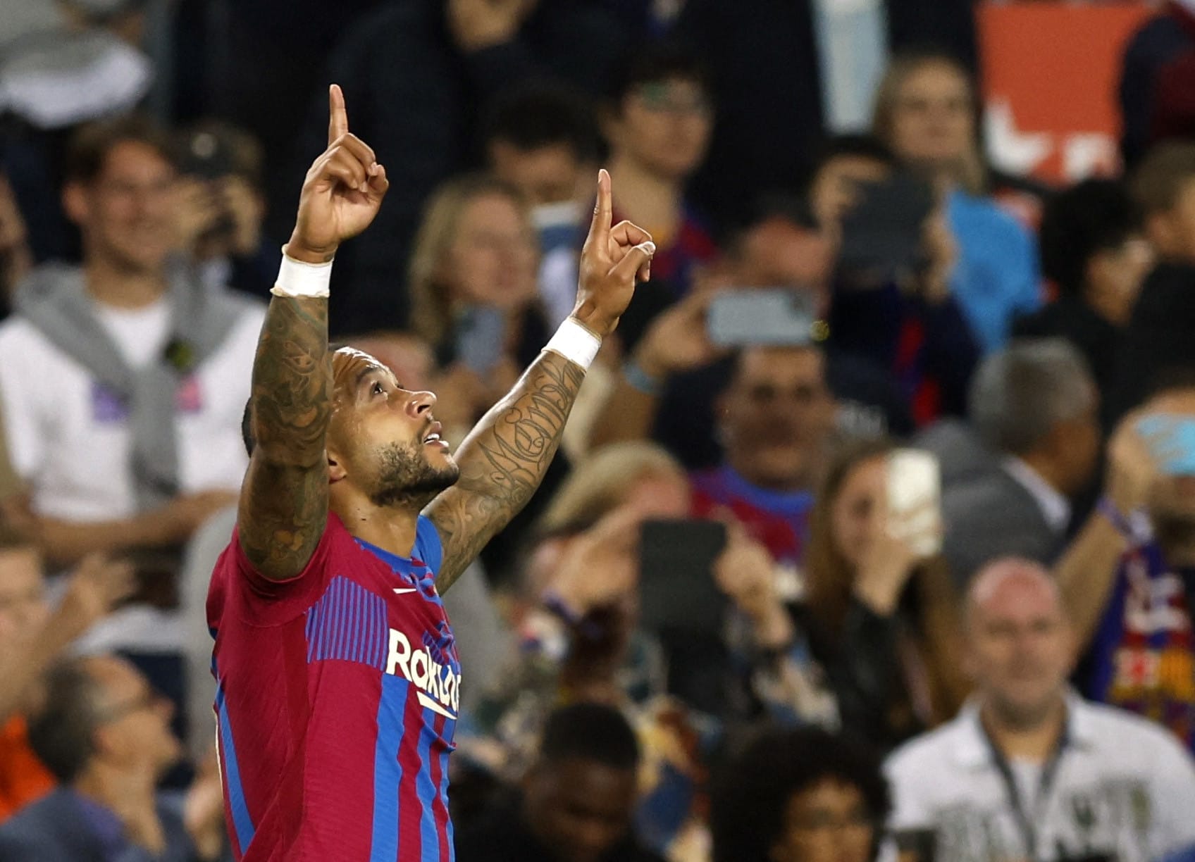 ממפיס דפאי שחקן ברצלונה חוגג שער