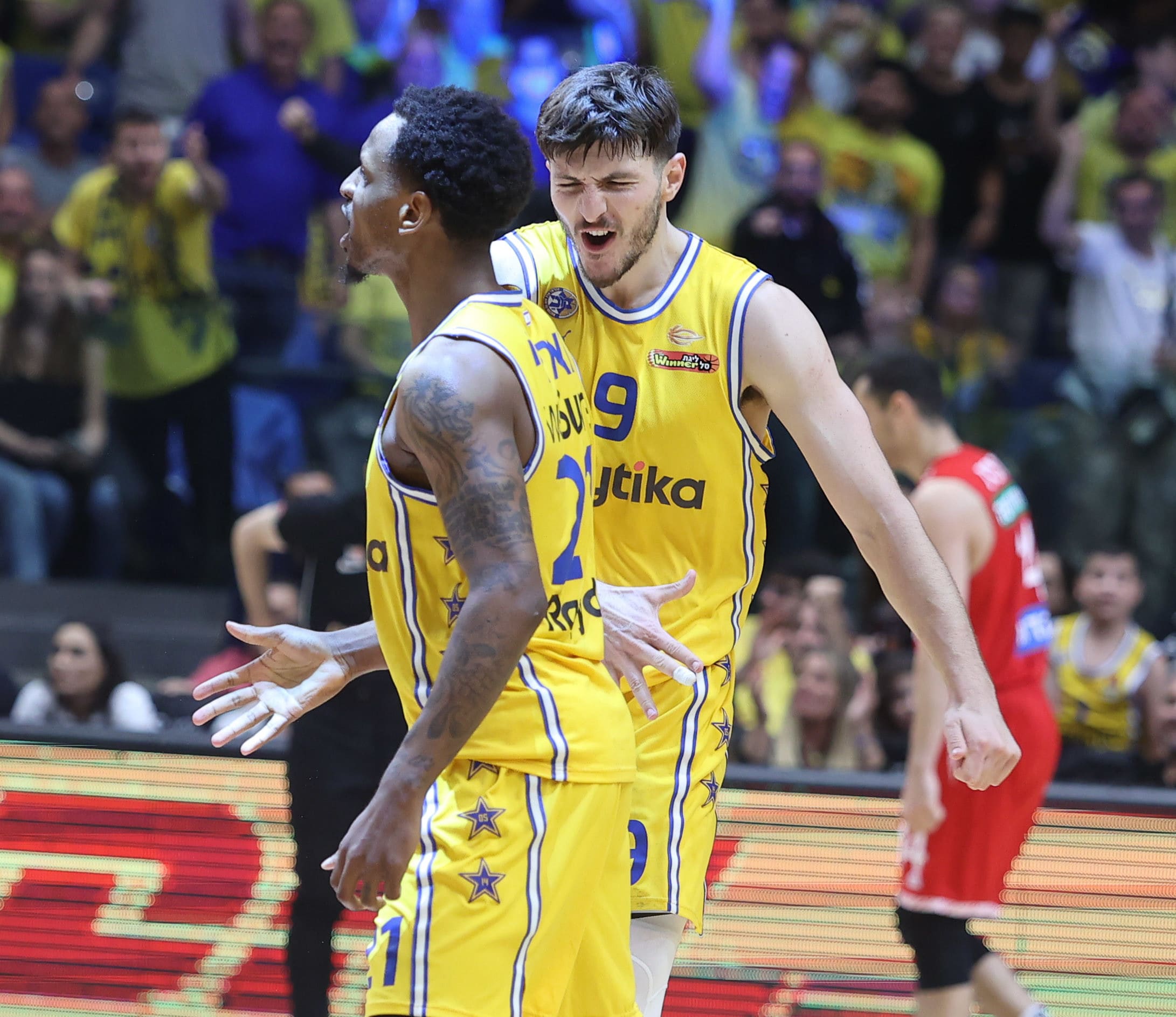 שחקני מכבי תל אביב ג'יימס נאנלי, רומן סורקין חוגגים