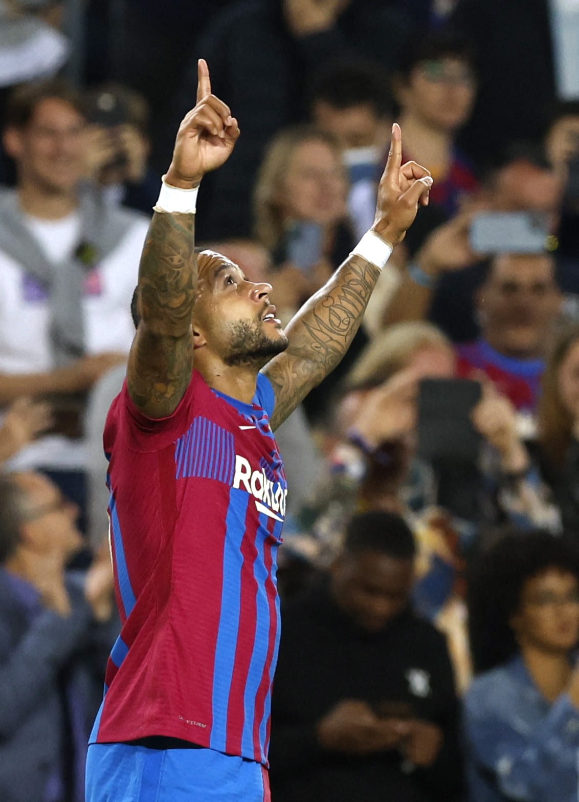 ממפיס דפאי, ברצלונה, חוגג