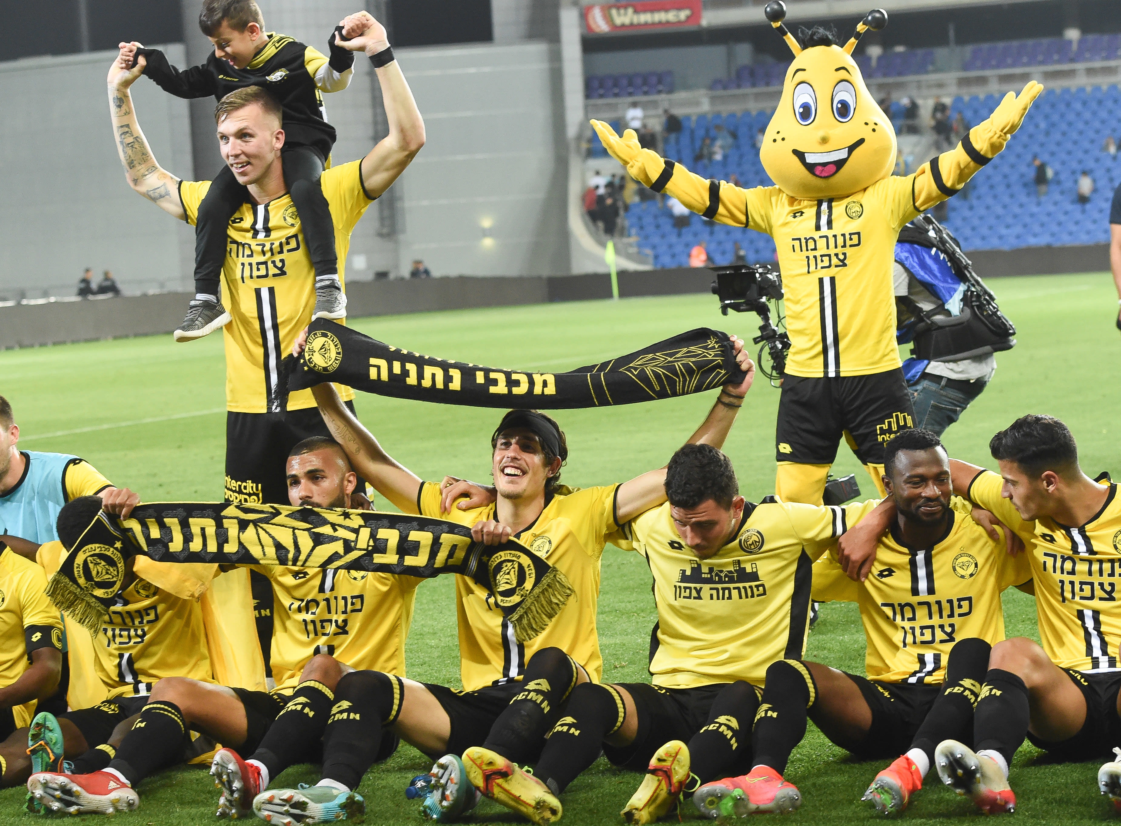 שחקן מכבי נתניה עדן קארצב עם עומרי גנדלמן, פטריק טוומאסי