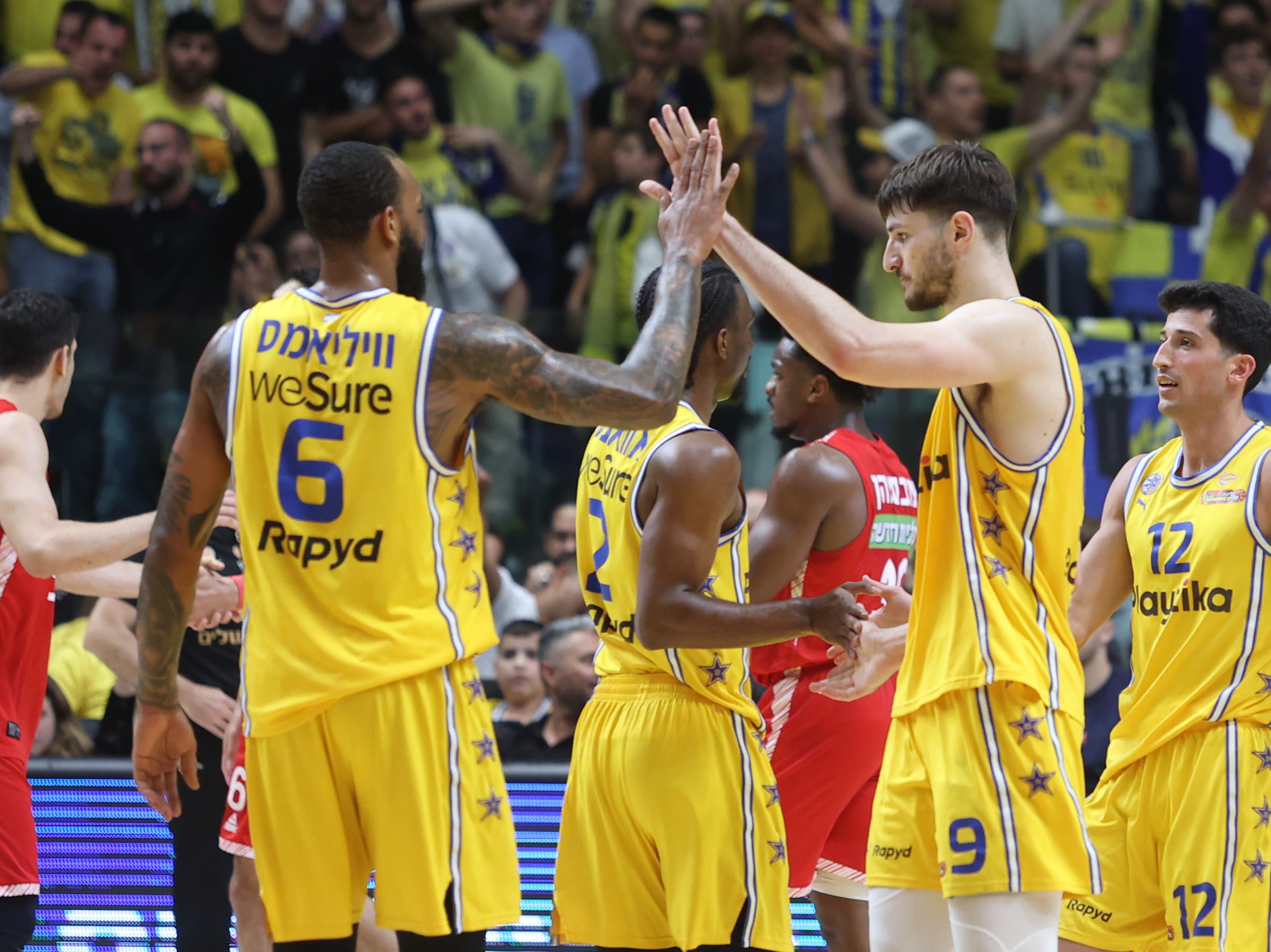 שחקני מכבי תל אביב דרק וויליאמס, רומן סורקין חוגגים