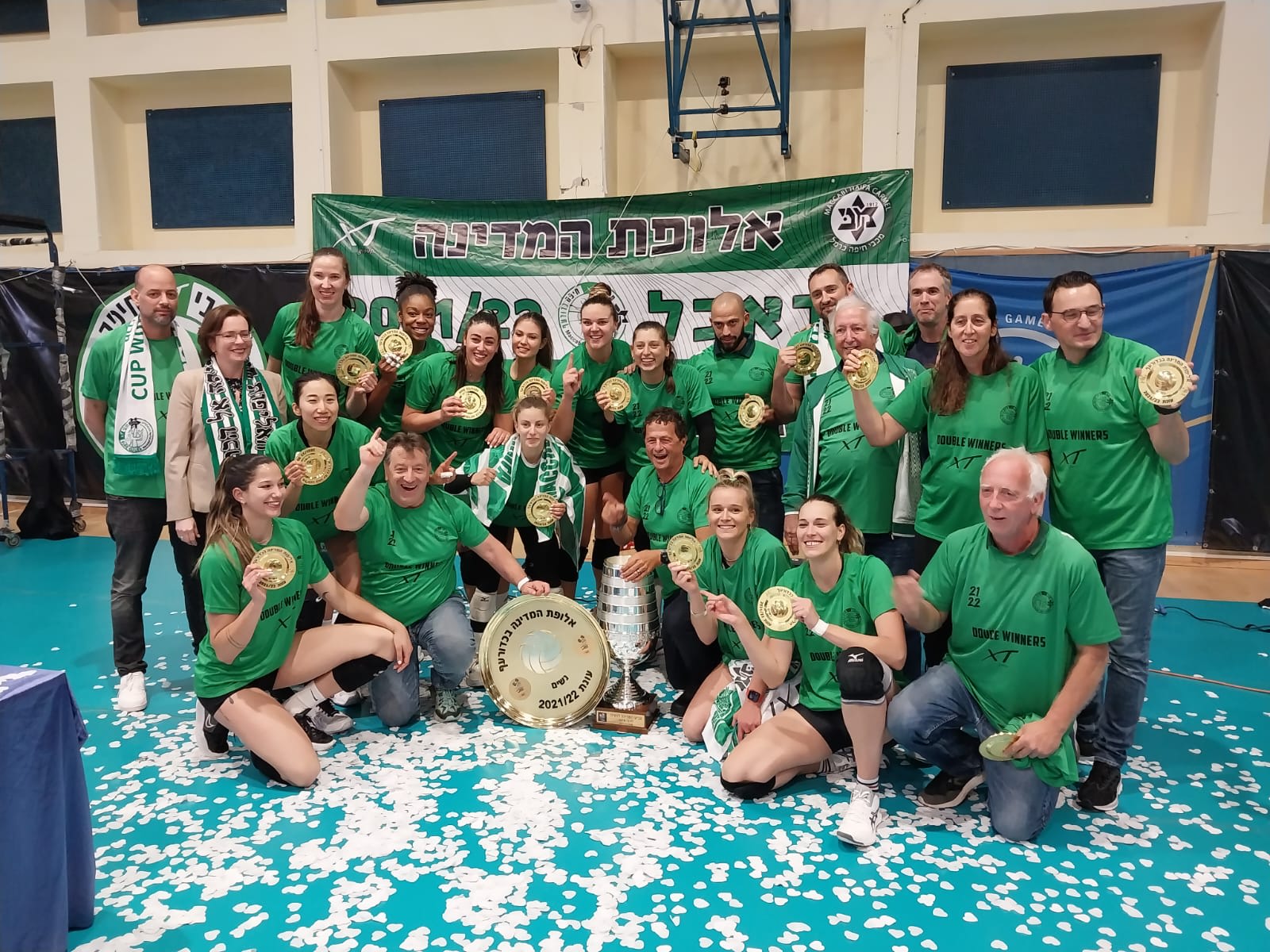 שחקניות מכבי חיפה בכדורעף חוגגות אליפות