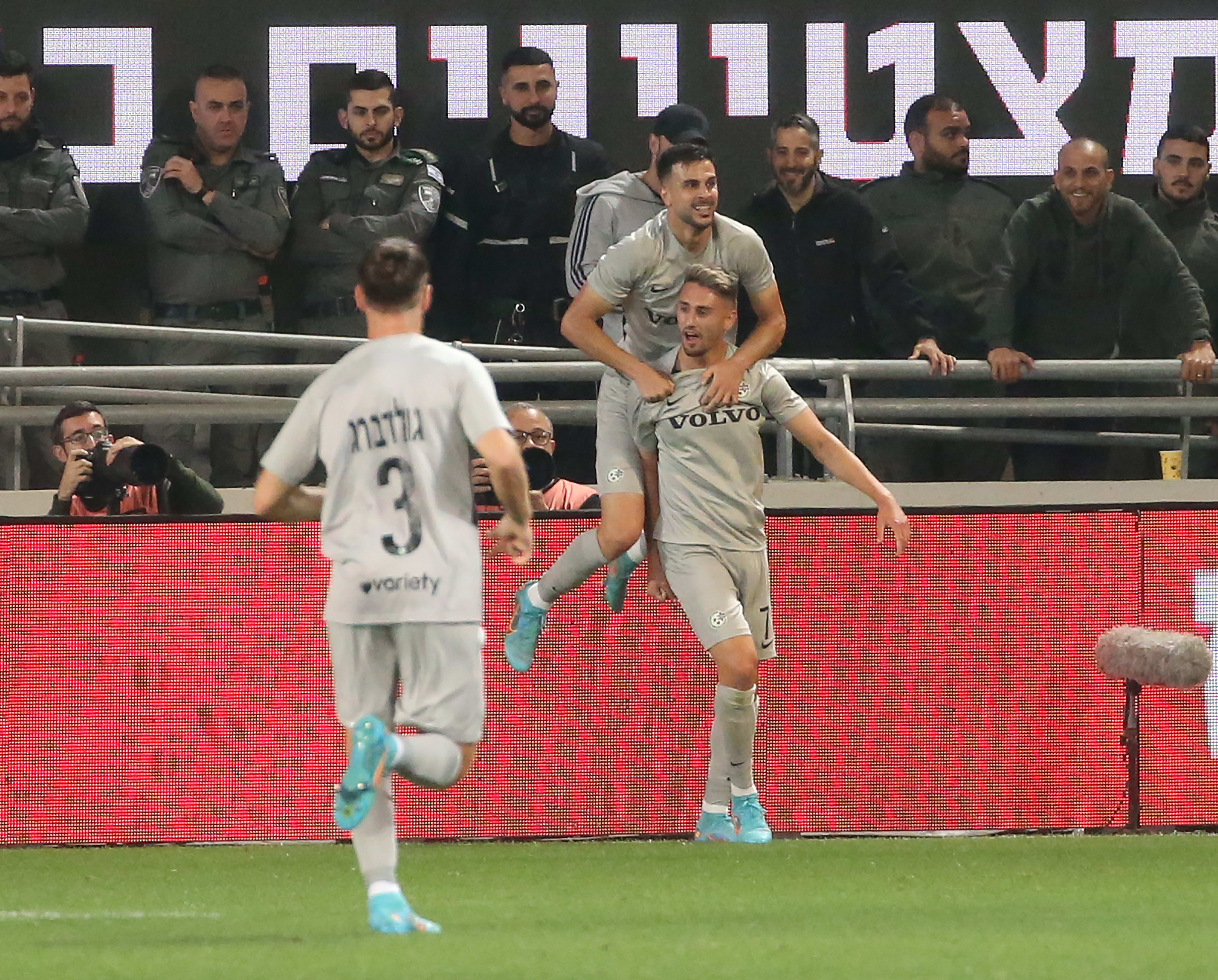 עומר אצילי חוגג שער עם שחקני מכבי חיפה