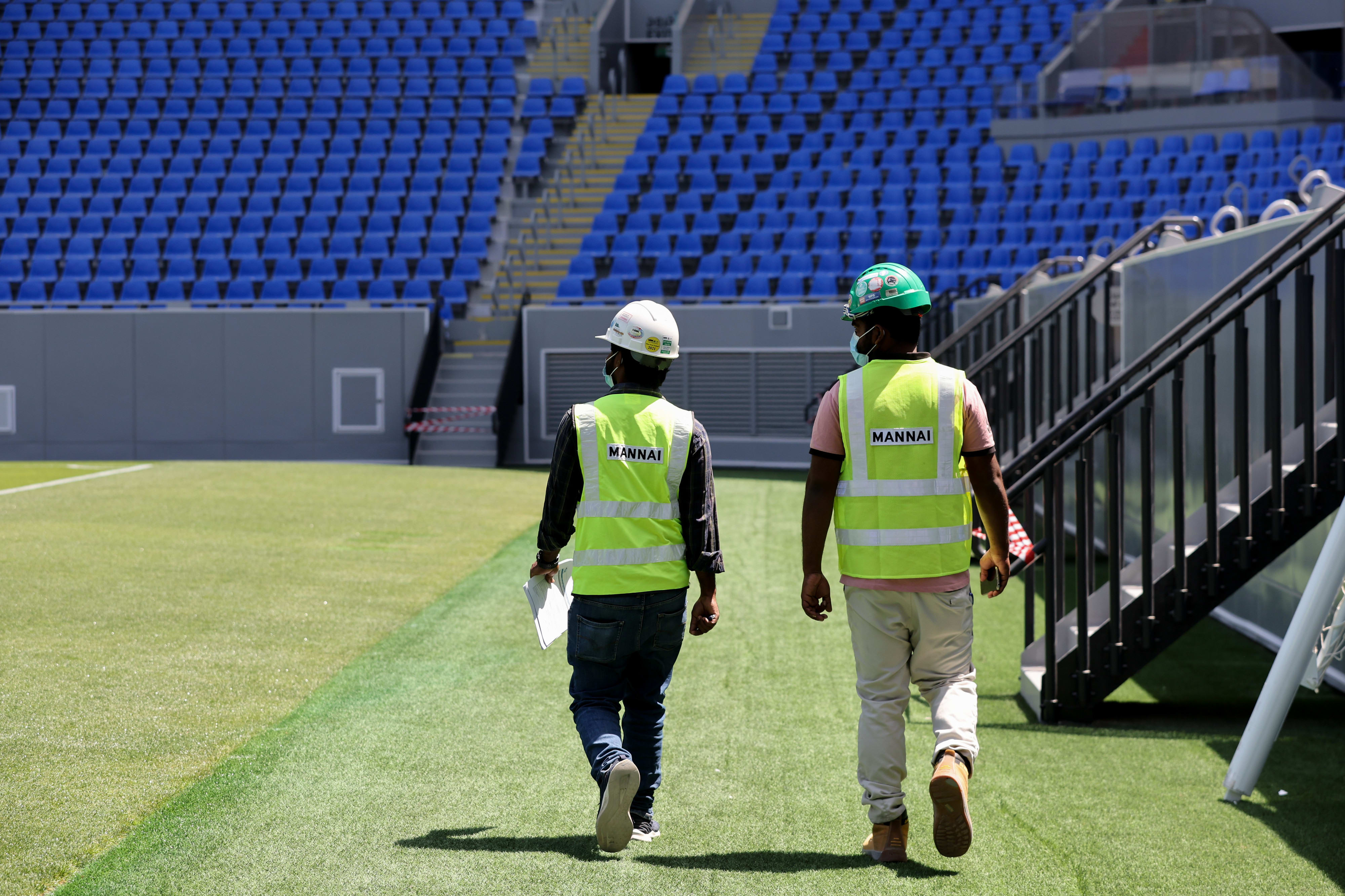 פועלים בונים אצטדיון בדוחא לקראת מונדיאל 2022 בקטאר