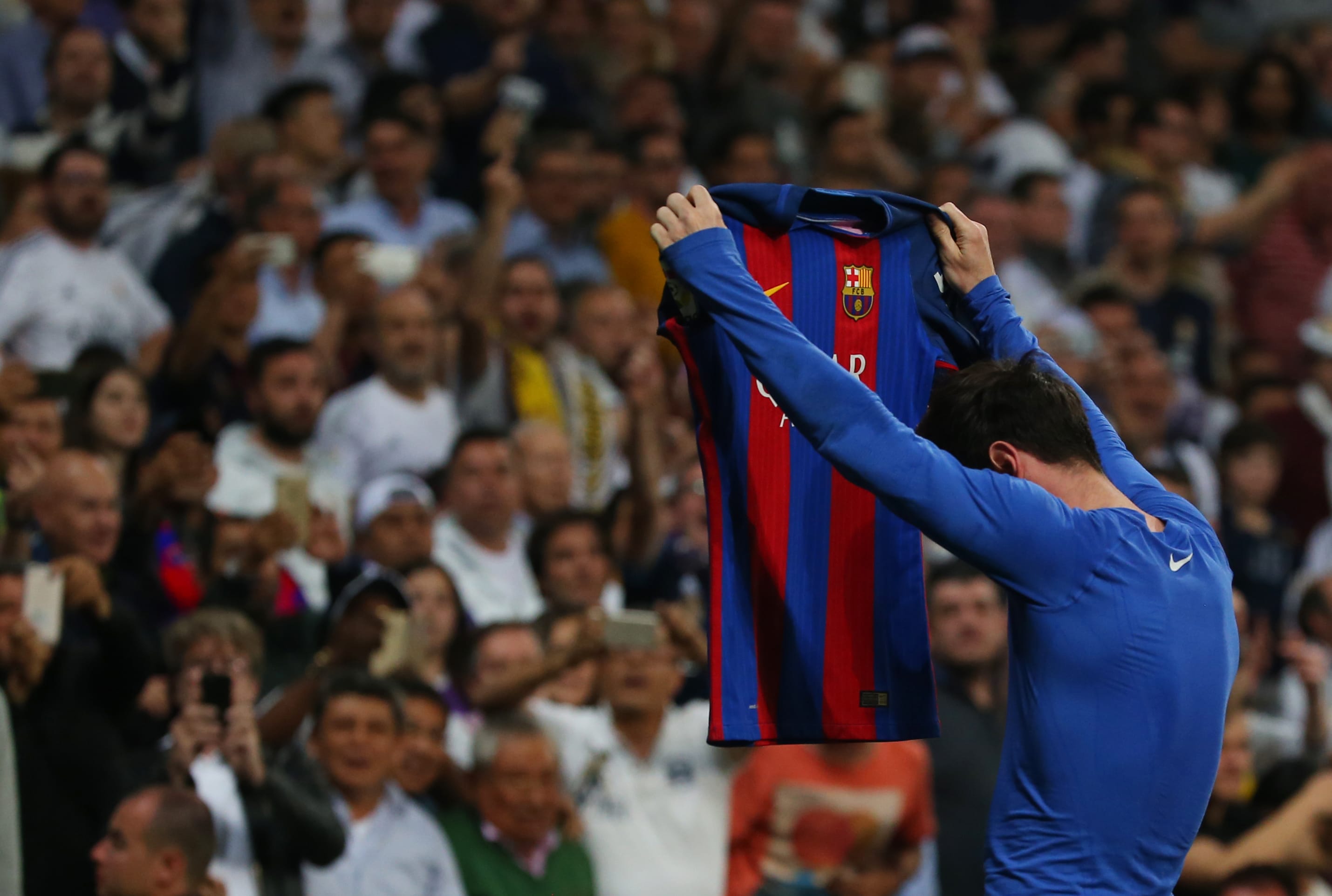 ליאונל מסי שחקן ברצלונה חוגג עם החולצה מול אוהדי ריאל מדריד באצטדיון סנטיאגו ברנבאו