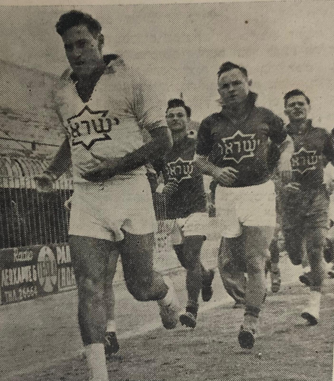 אברהם בנדורי (במרכז) במדי נבחרת ישראל