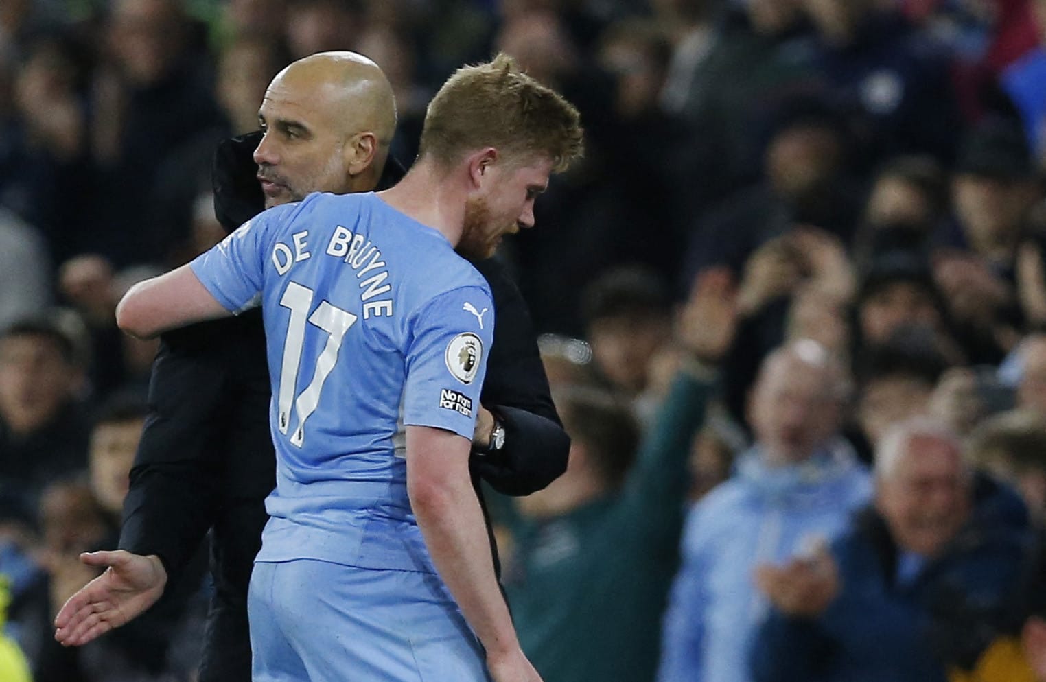 פפ גווארדיולה מאמן מנצ'סטר סיטי עם קווין דה בראונה