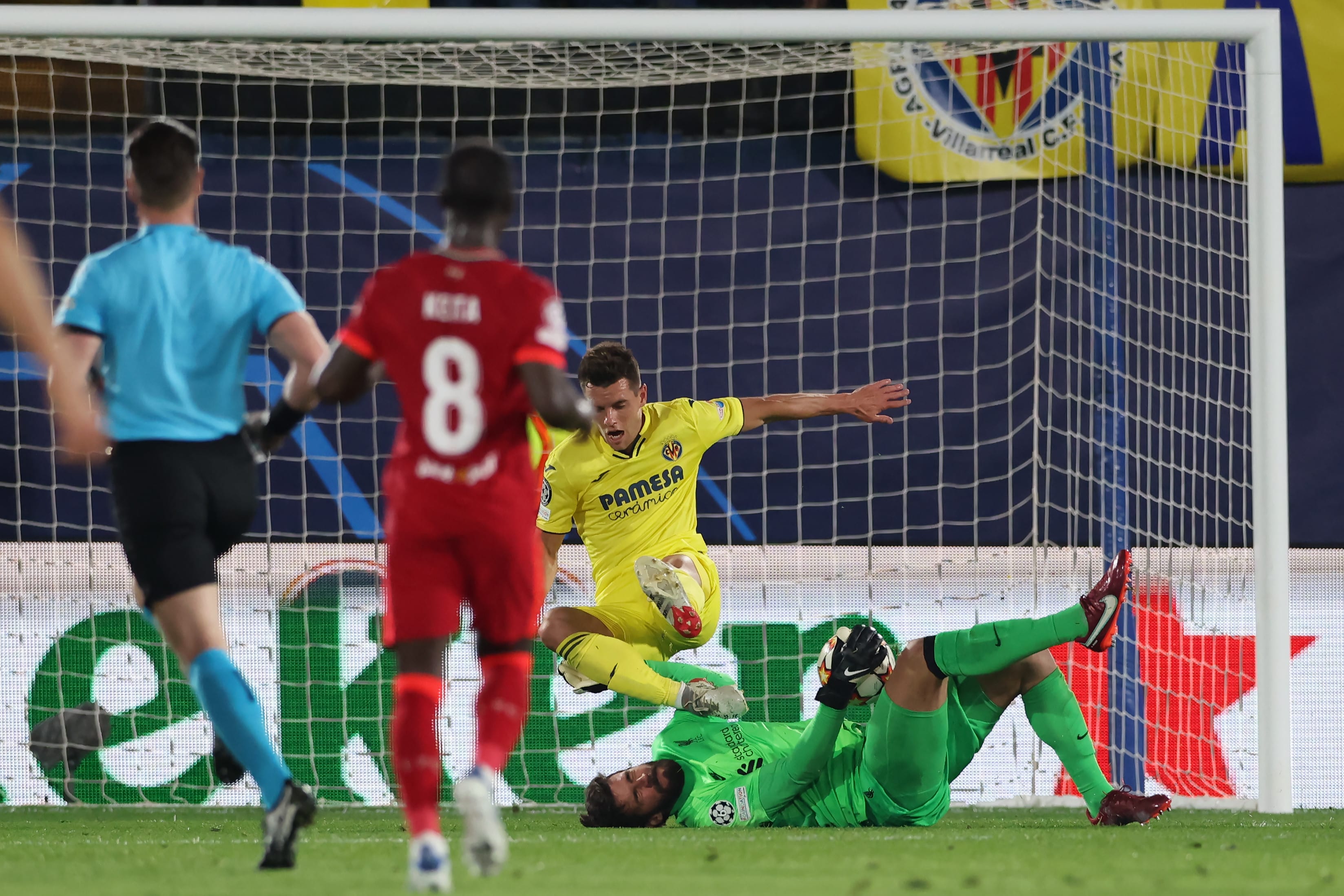 שחקן ויאריאל ג'ובאני לו סלסו מוכשל על ידי שוער ליברפול אליסון