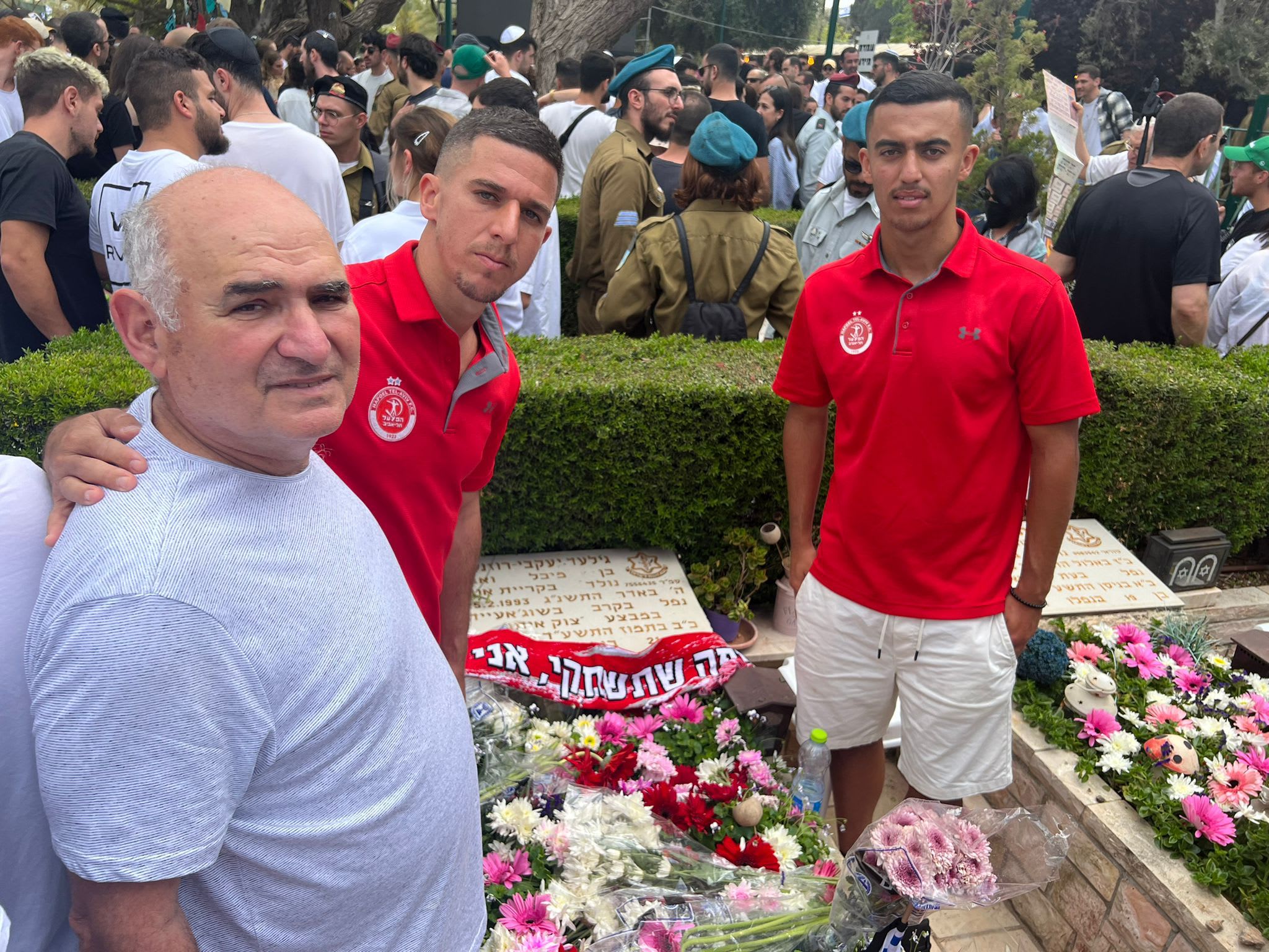 שחקני הפועל תל אביב עידן ורד, אור ישראלוב בקברו של גילעד יעקובי ז"ל