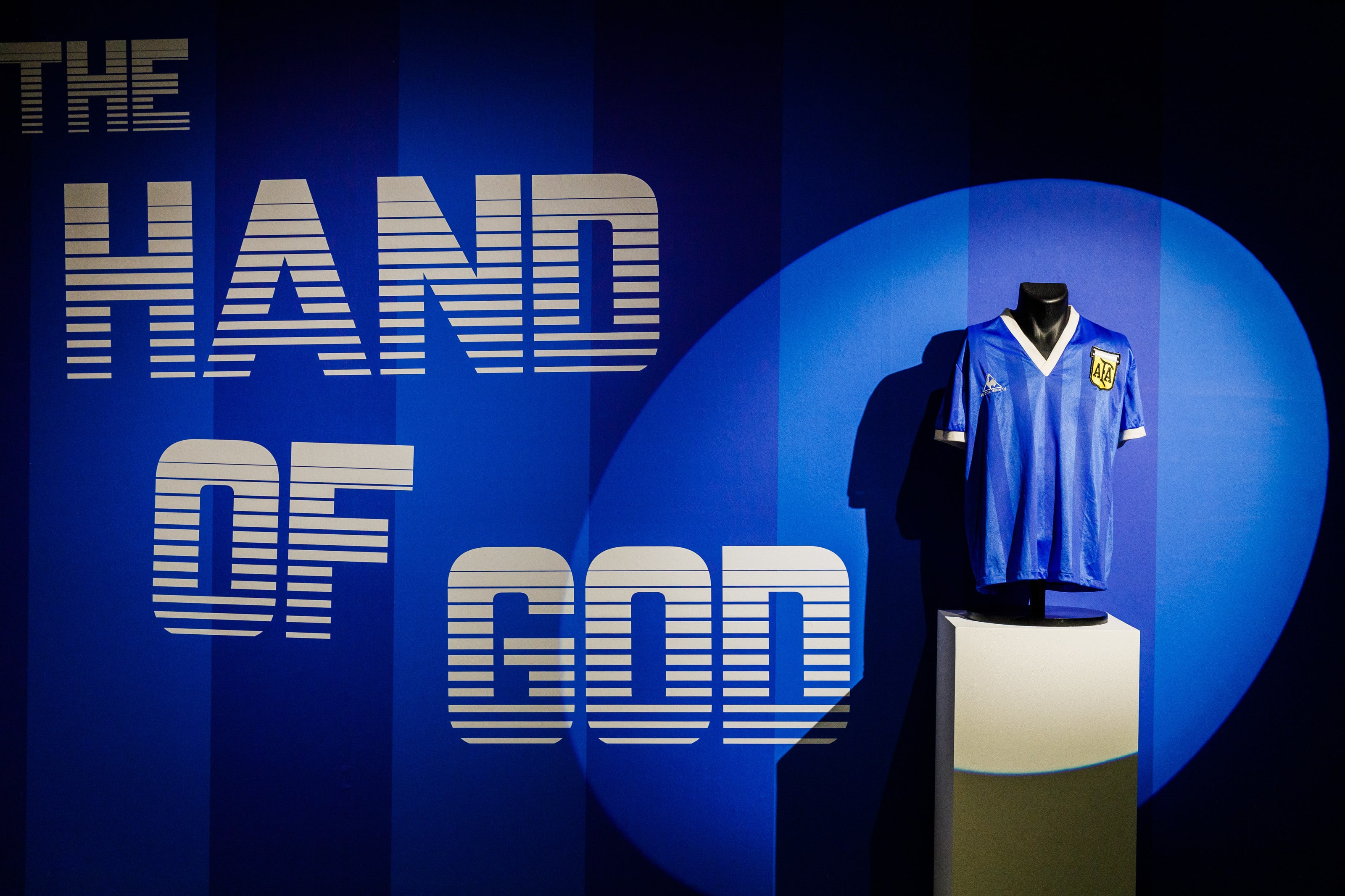 החולצה שלבש דייגו מראדונה במשחק "יד אלוהים"