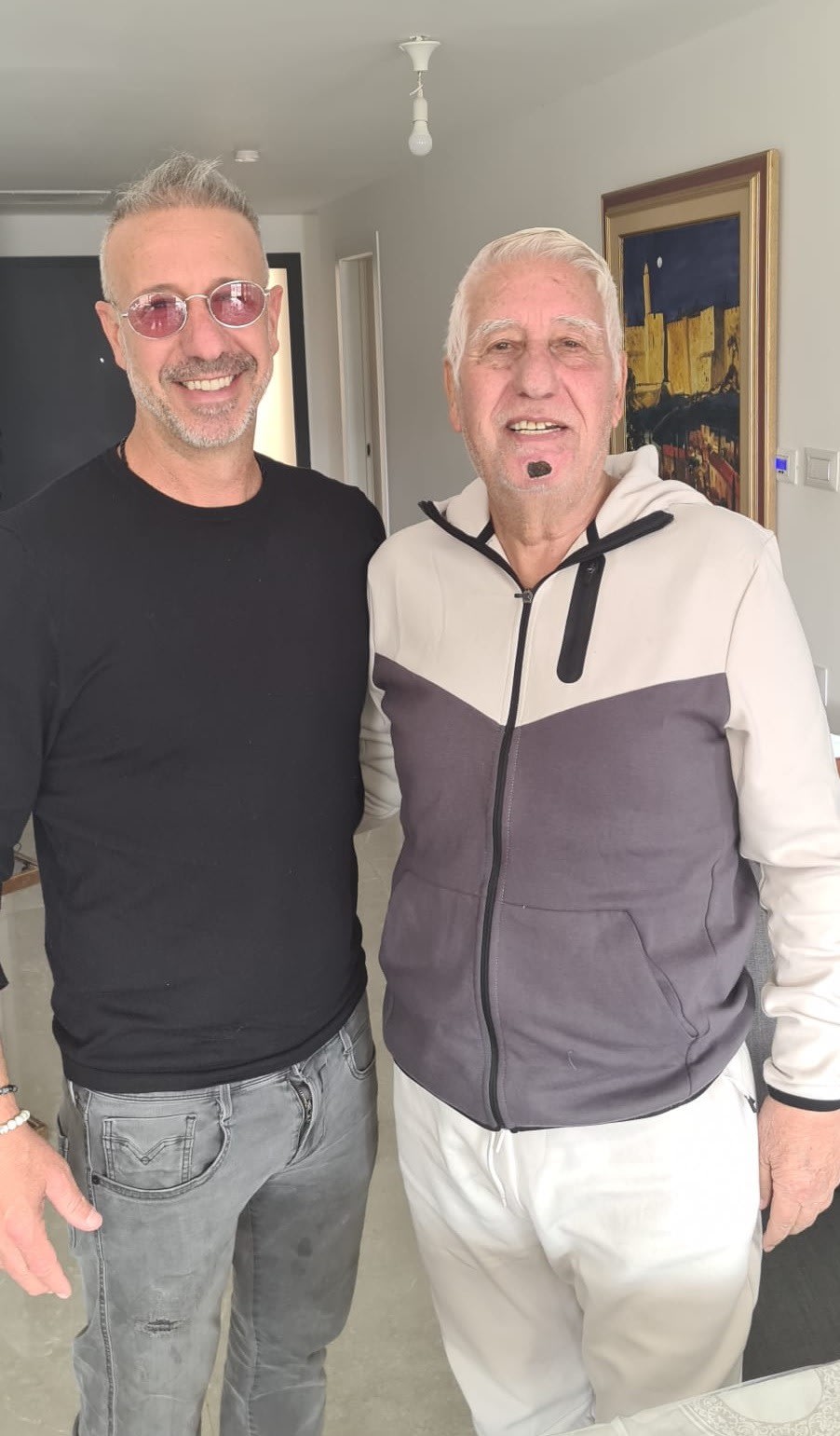 אברהם לוי עם בנו שמוליק לוי