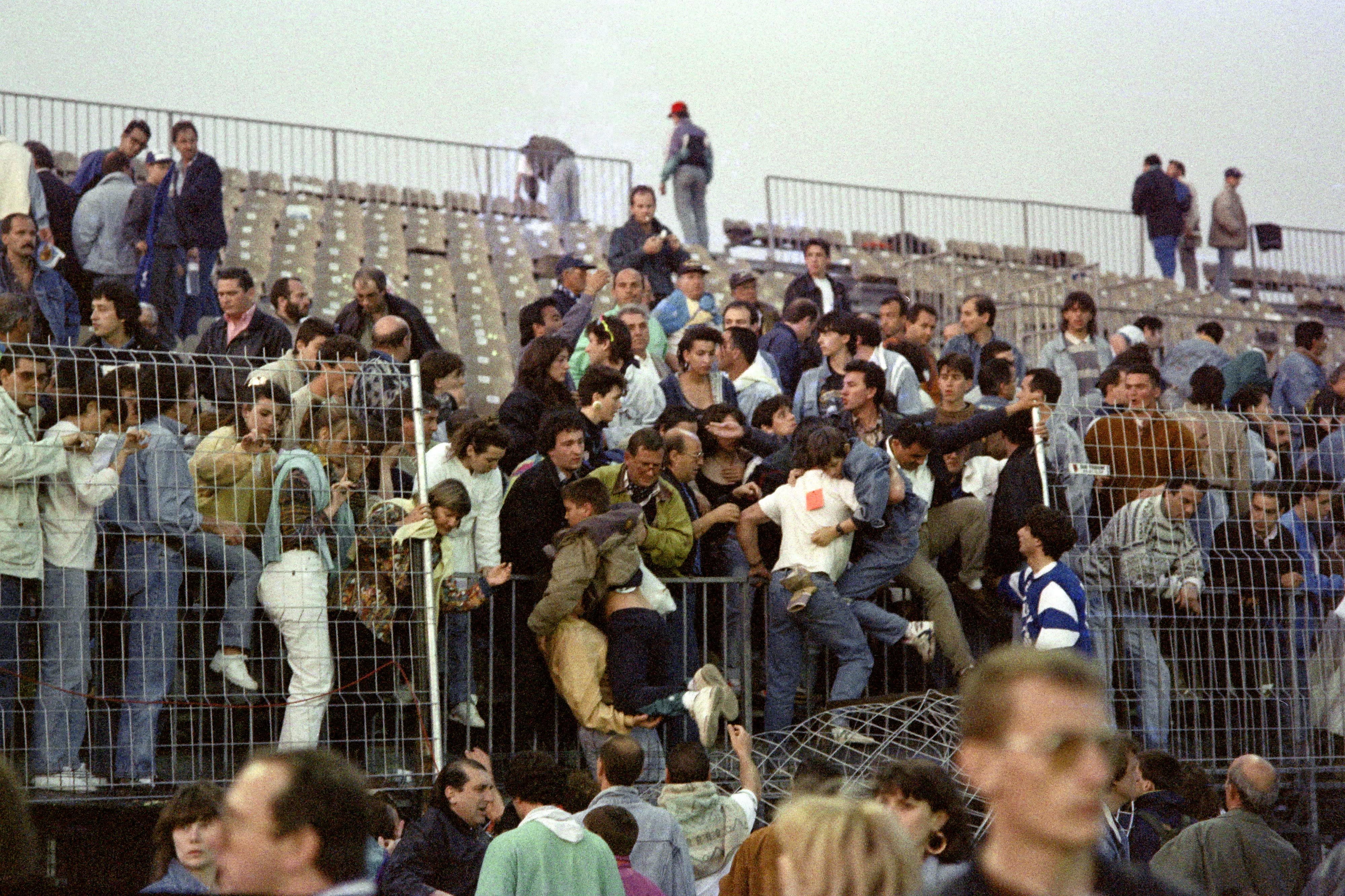 אסון פוריאני: פינוי אוהדים מהיציע שקרס