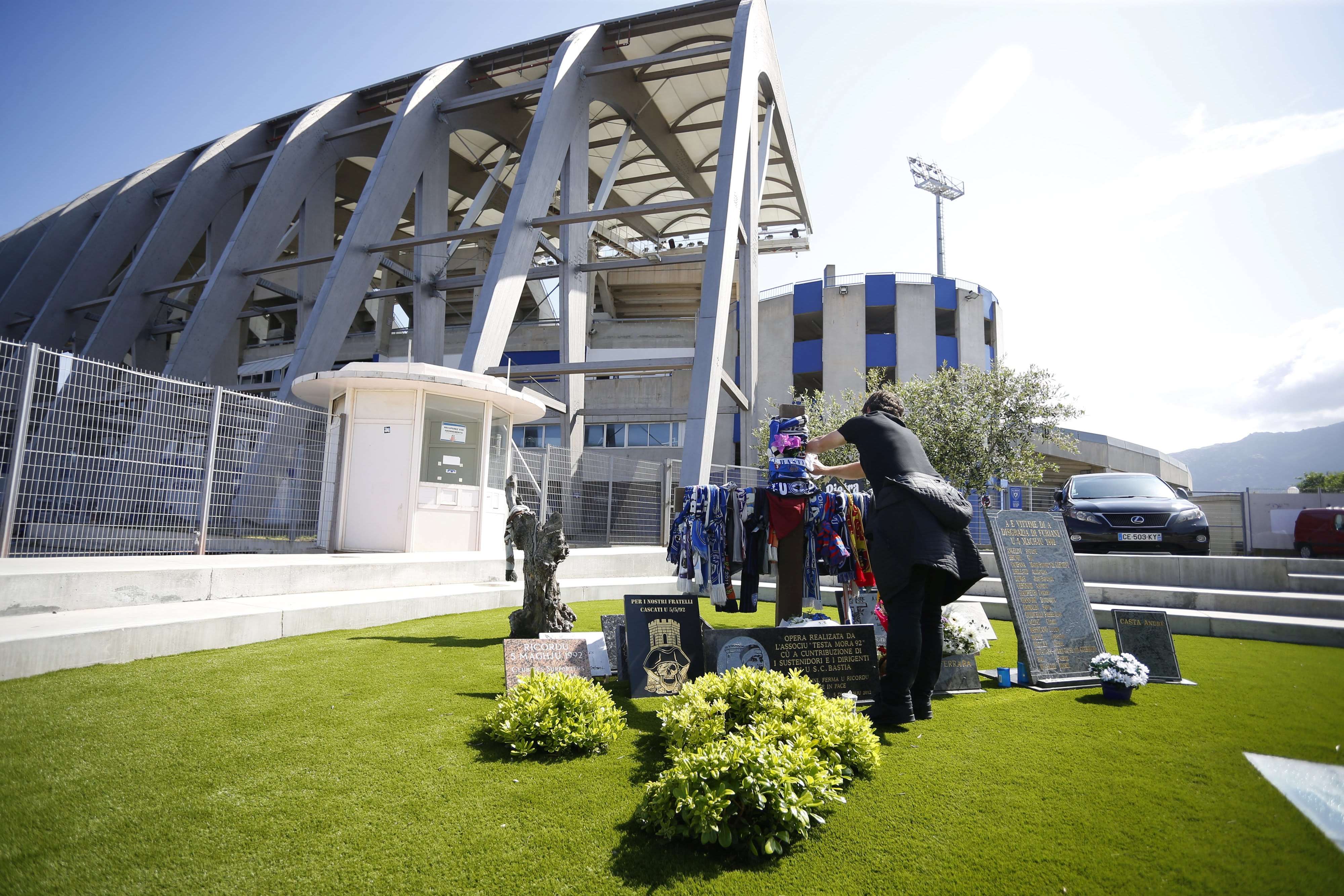 אסון פוריאני: האנדרטה לזכר הקורבנות מחוץ לאצטדיון של באסטיה