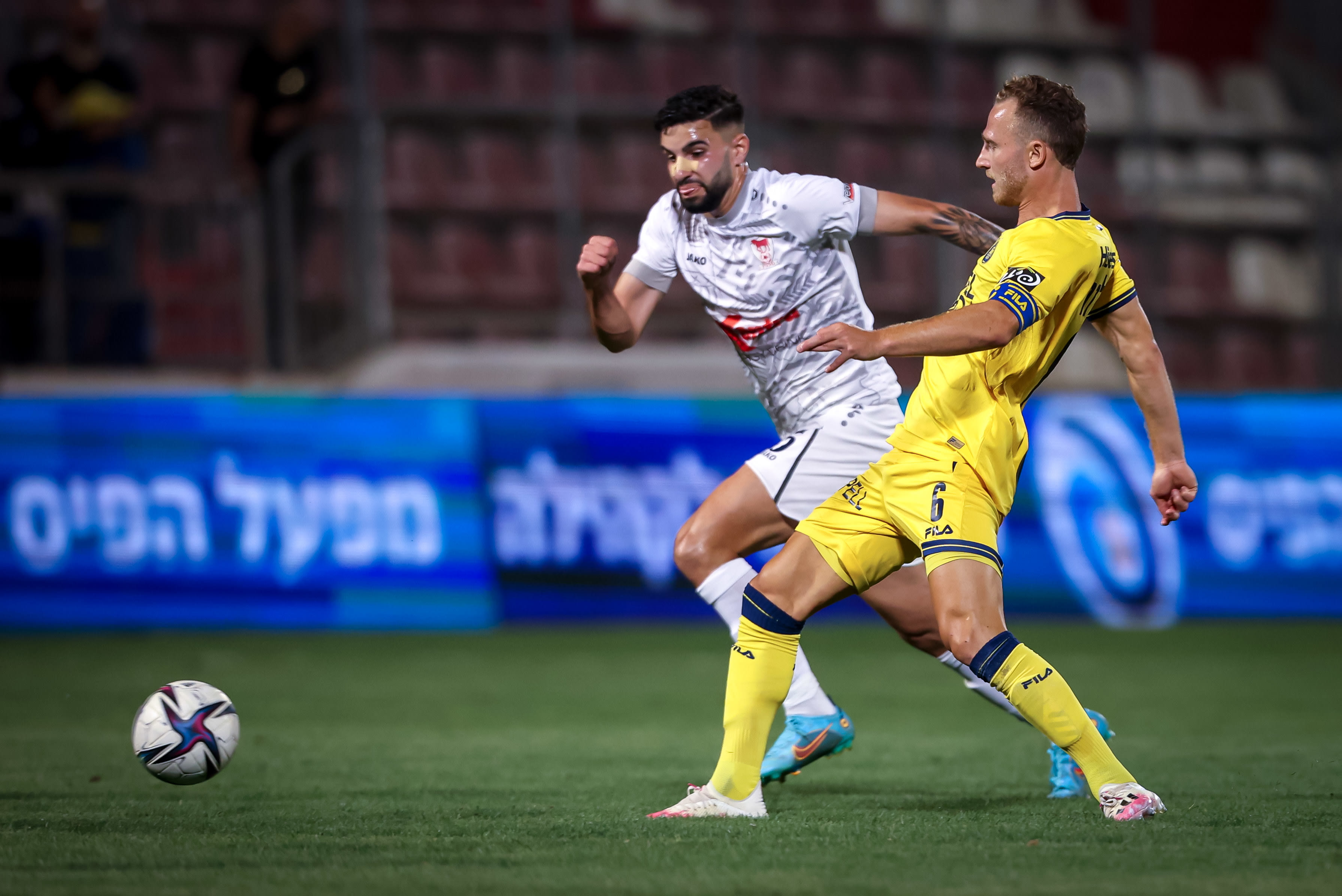 שחקן בני סכנין גבי ג'ורי מול שחקן מכבי תל אביב דן גלזר