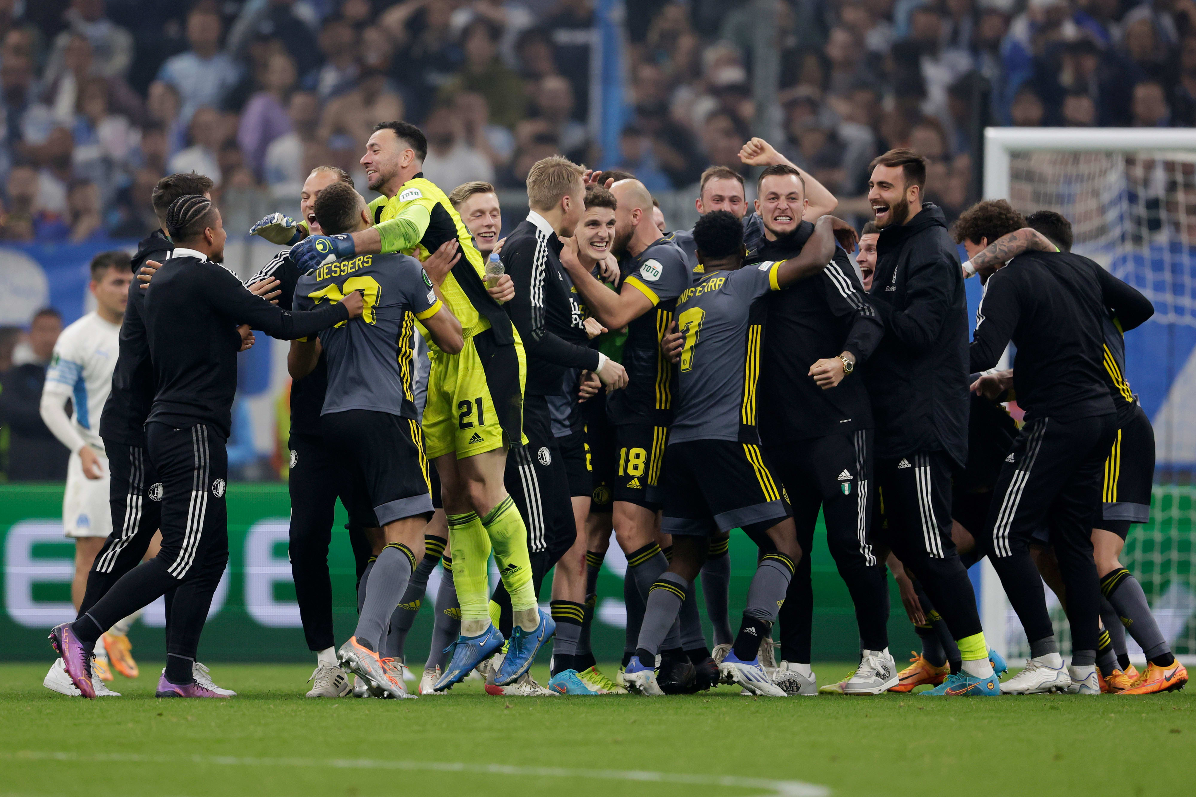 אופיר מרציאנו שוער פיינורד חוגג עלייה לגמר הקונפרנס ליג