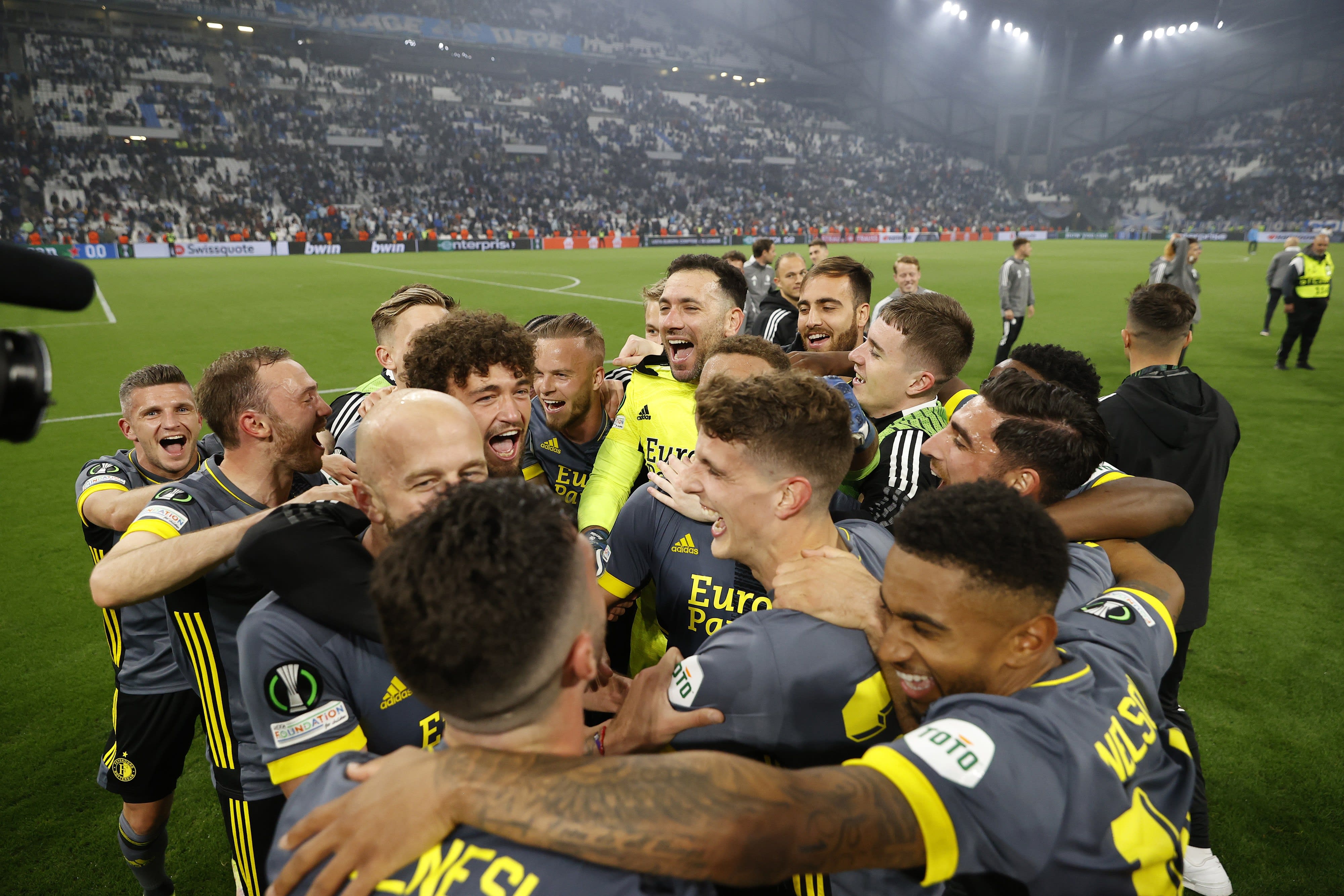 שחקני פיינורד חוגגים, אופיר מרציאנו במרכז