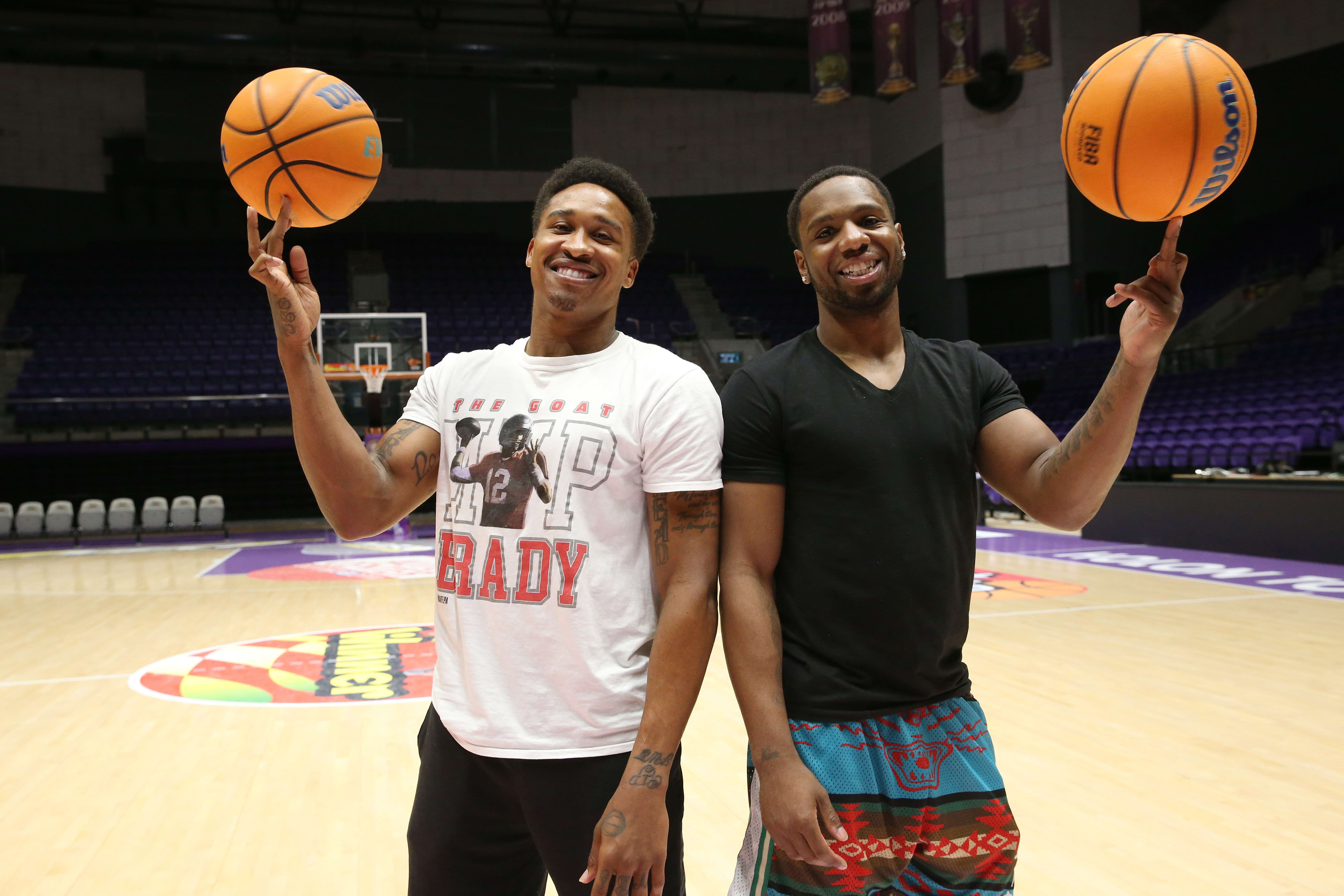 טיירוס מגי לצד ג'ו רגלנד, שחקני הפועל חולון