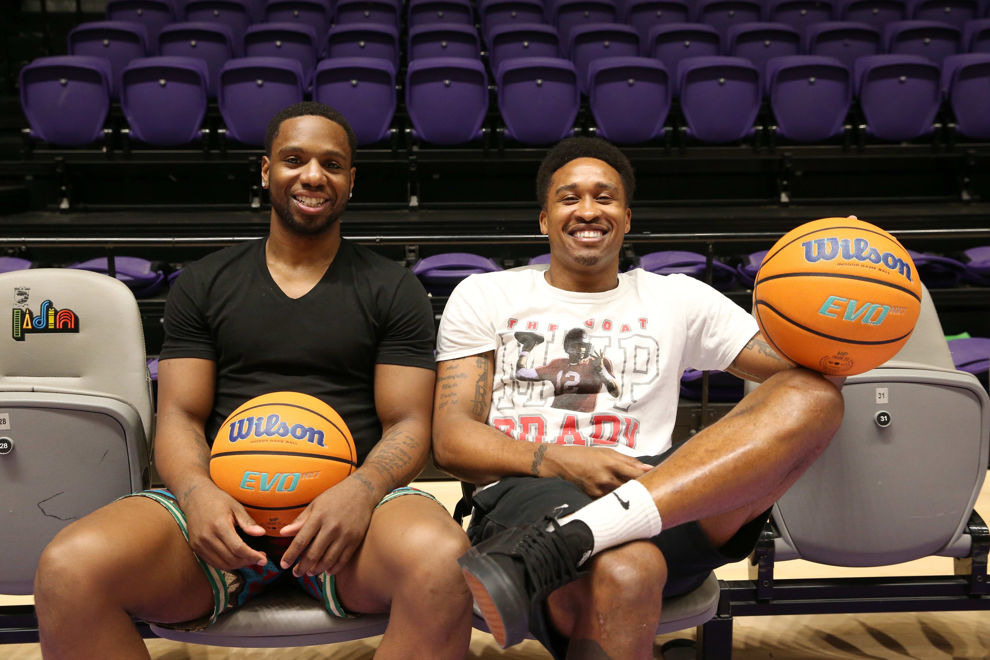 טיירוס מגי לצד ג'ו רגלנד, שחקני הפועל חולון