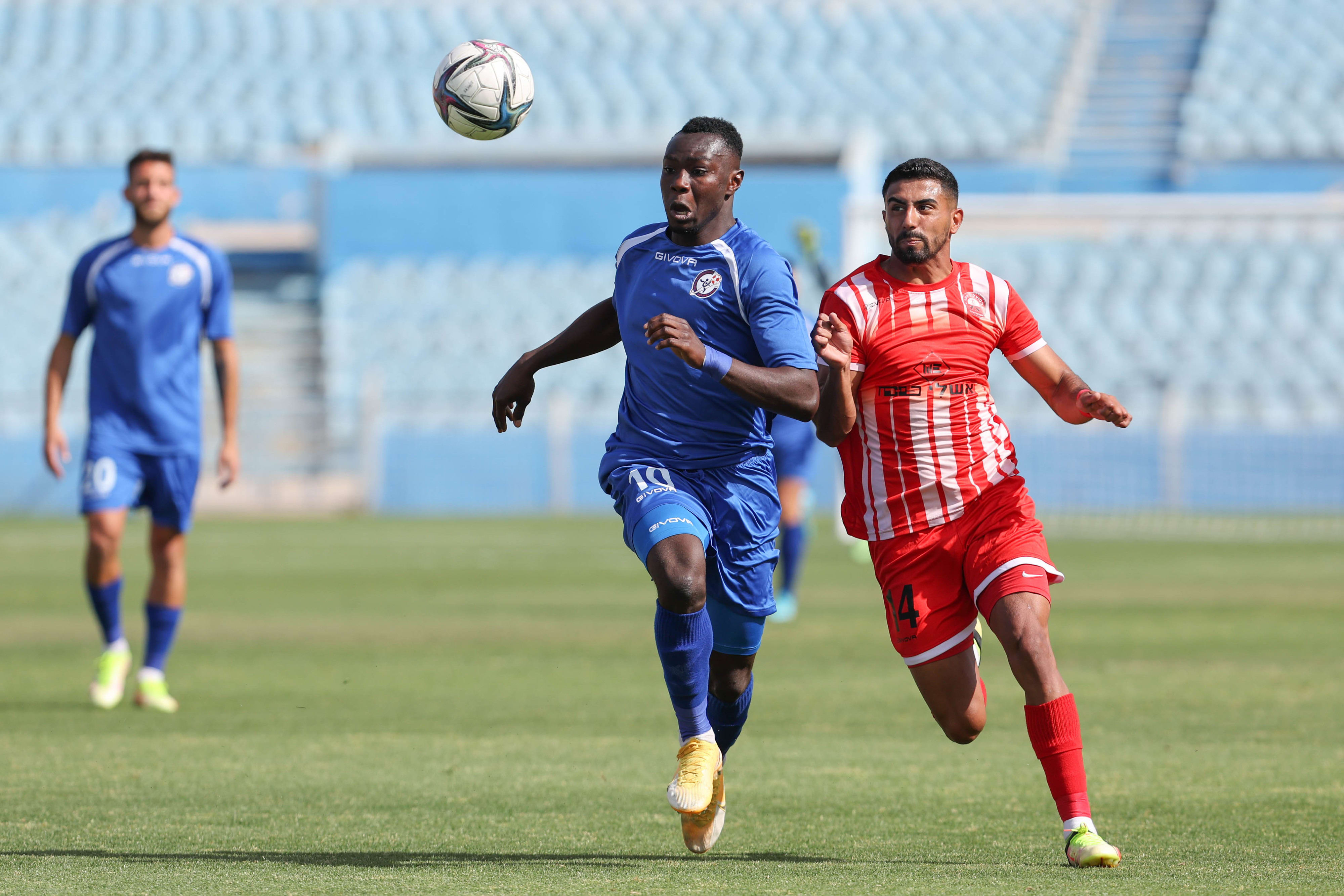 שחקן הפועל ראשון לציון מוחמד במבה מול שחקן הפועל רעננה אלון בר און