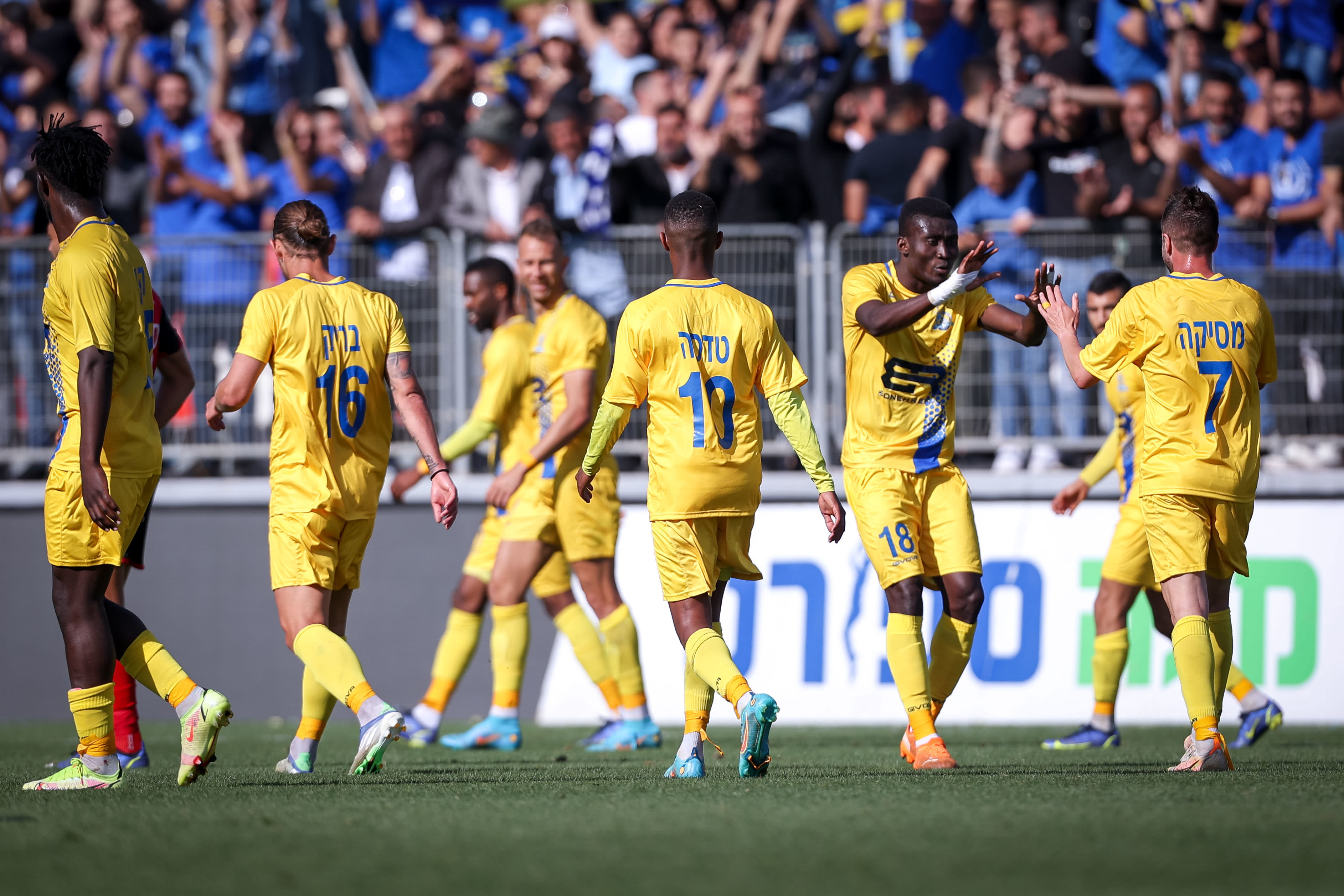 שחקני בני ריינה חוגגים