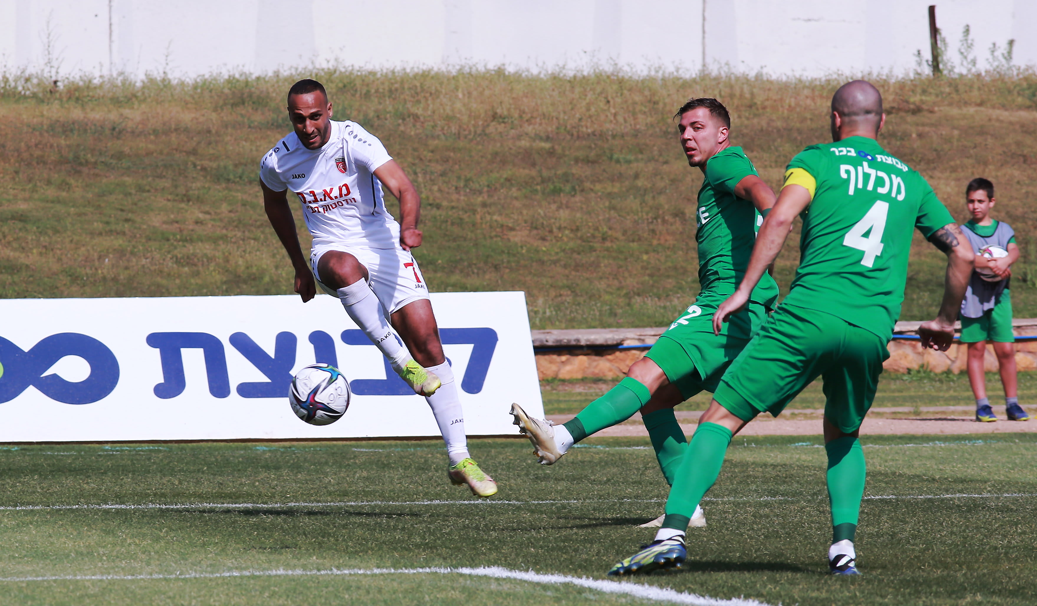 שחקן מ.ס. כפר קאסם מהראן ראדי מול שחקן הפועל כפר סבא טל מכלוף