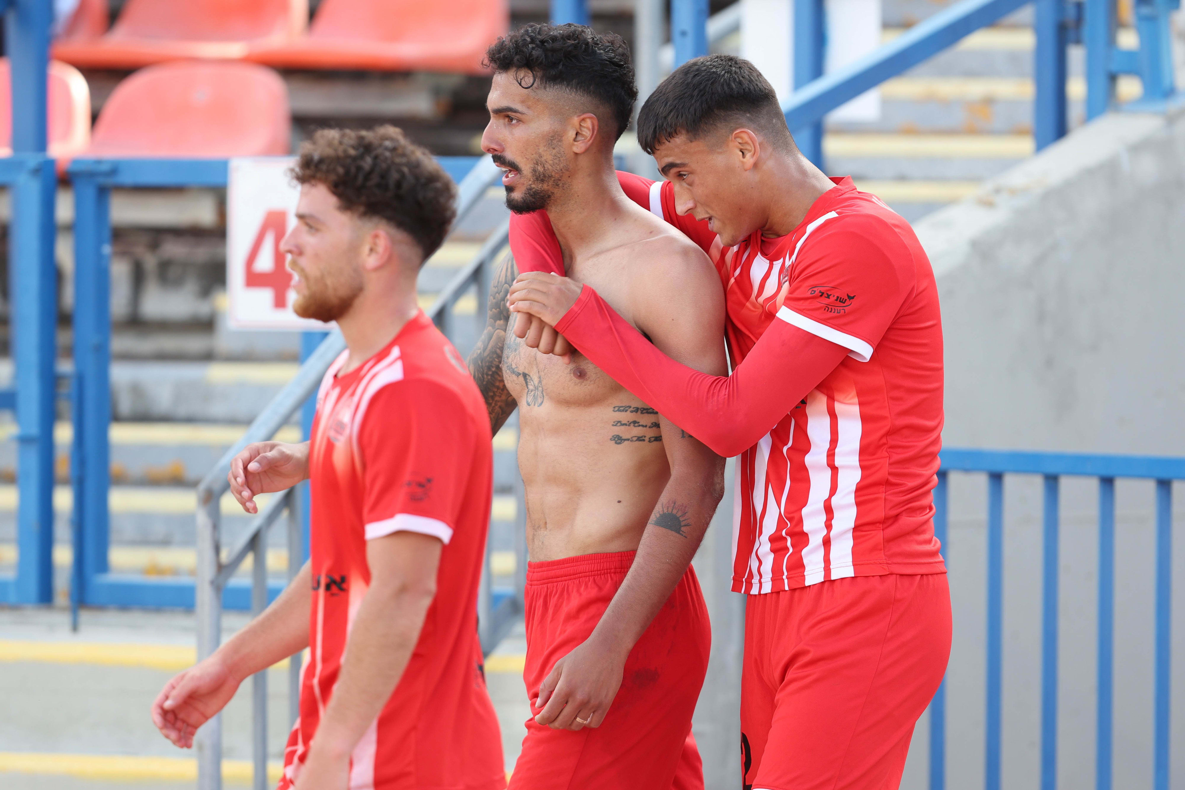 שחקני הפועל רעננה חוגגים