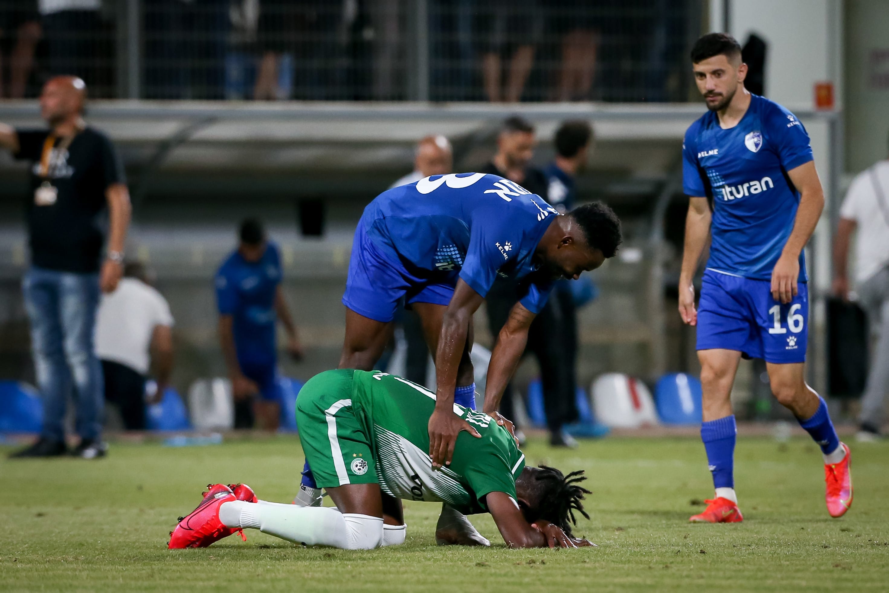 יוג'ין אנסה שחקן עירוני קרית שמונה מנסה לעודד את גודסוויי דוניו שחקן מכבי חיפה