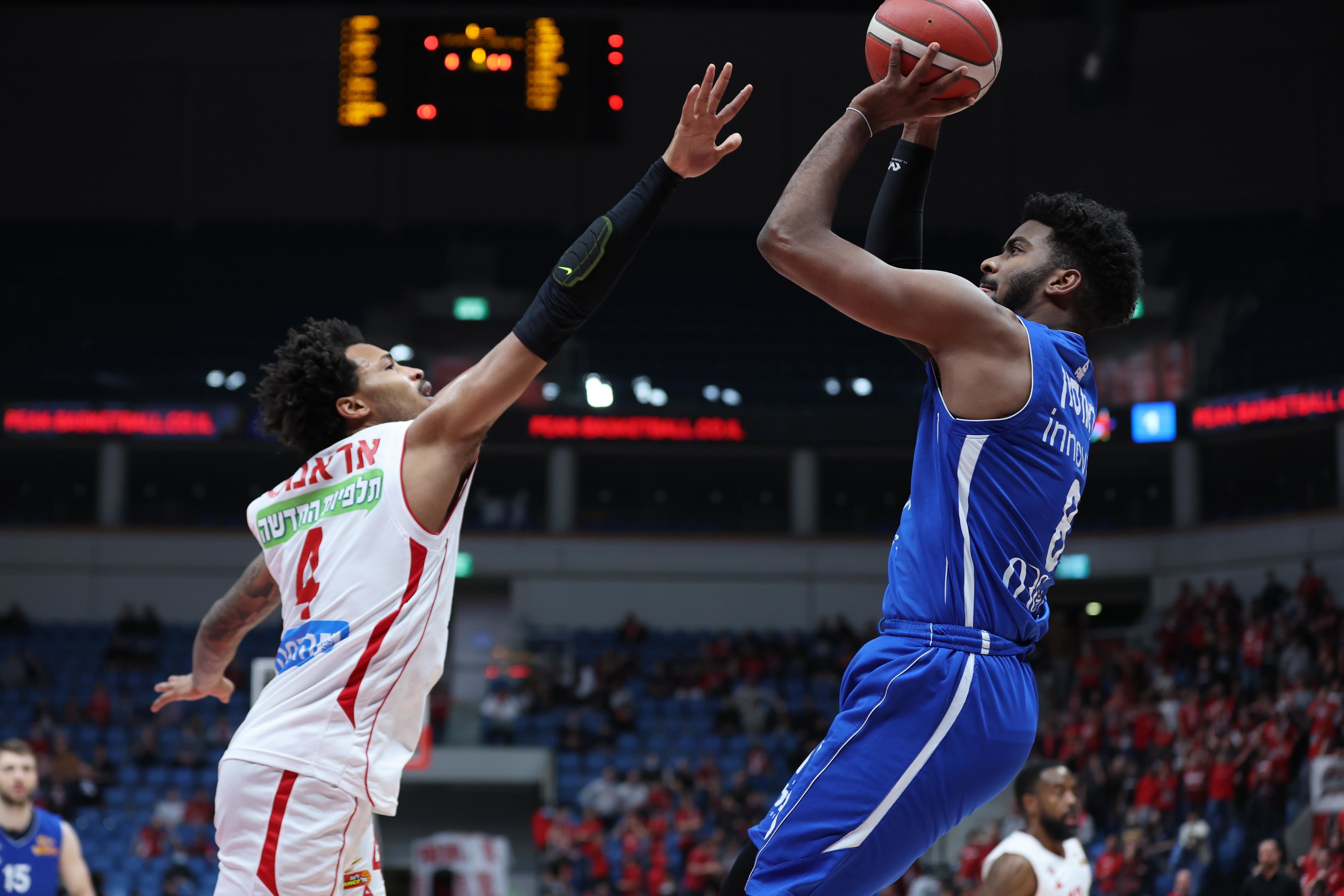 שחקן בני הרצליה שון דאוסון מול שחקן הפועל ירושלים ג'יילן אדאמס