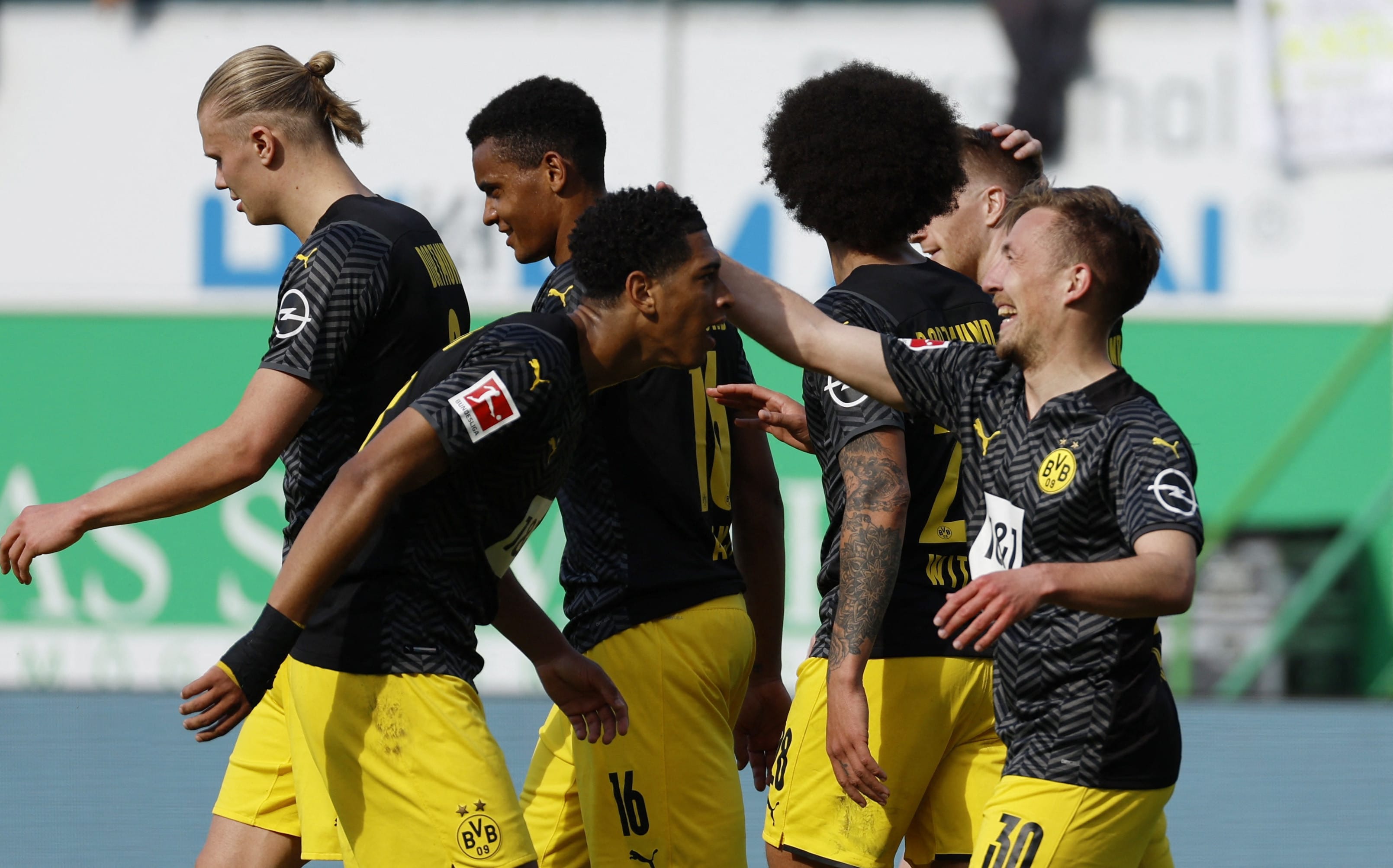 פליקס פסלאק שחקן בורוסיה דורטמונד חוגג עם חבריו