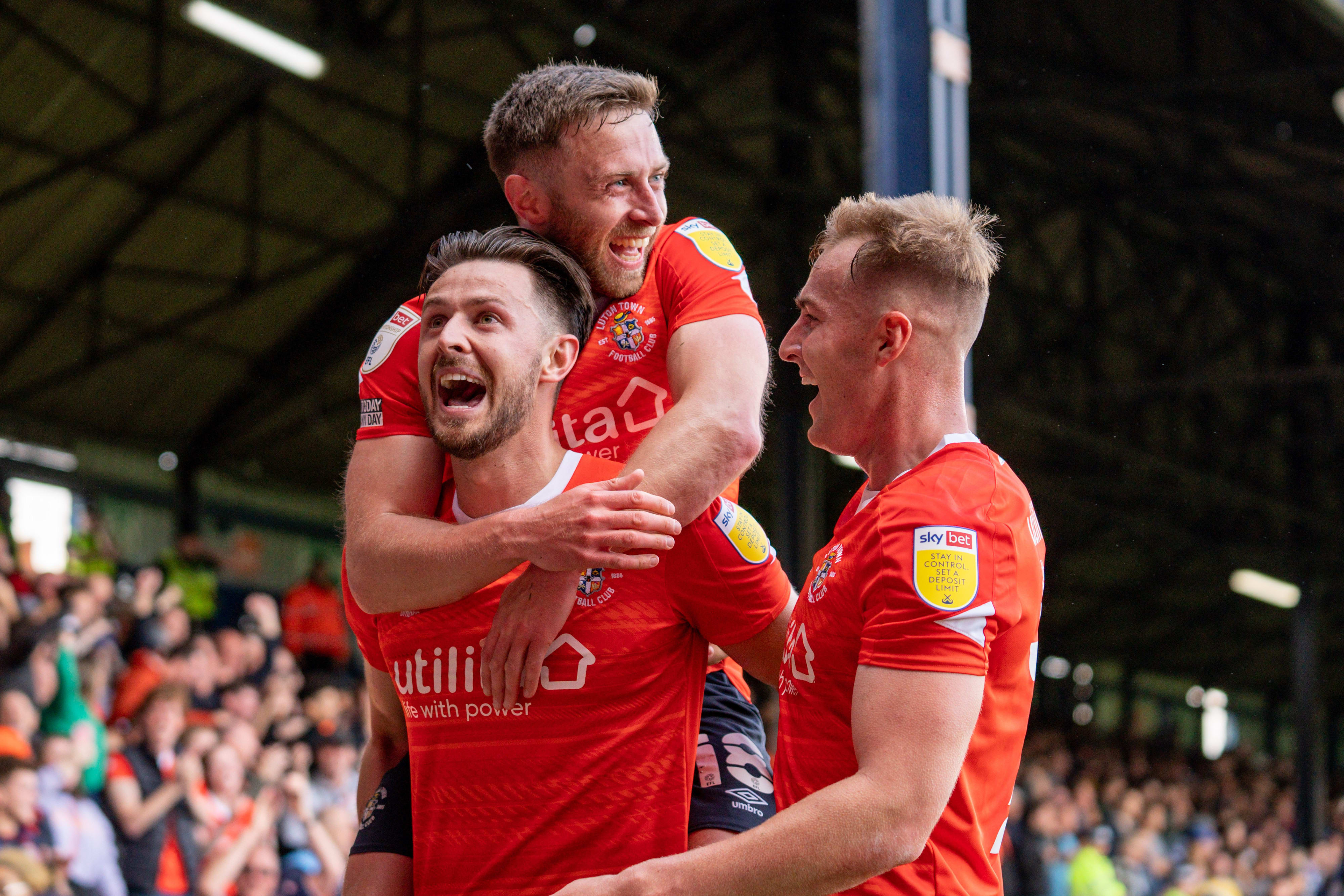 הארי קורניק שחקן לוטון טאון