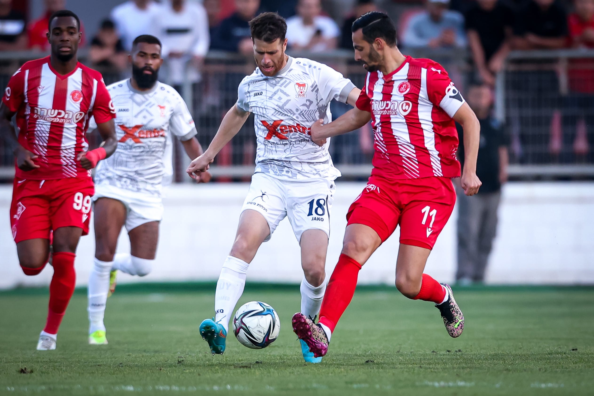 שחקן בני סכנין, גיא מלמד, מול דן איינבינדר, הפועל תל אביב