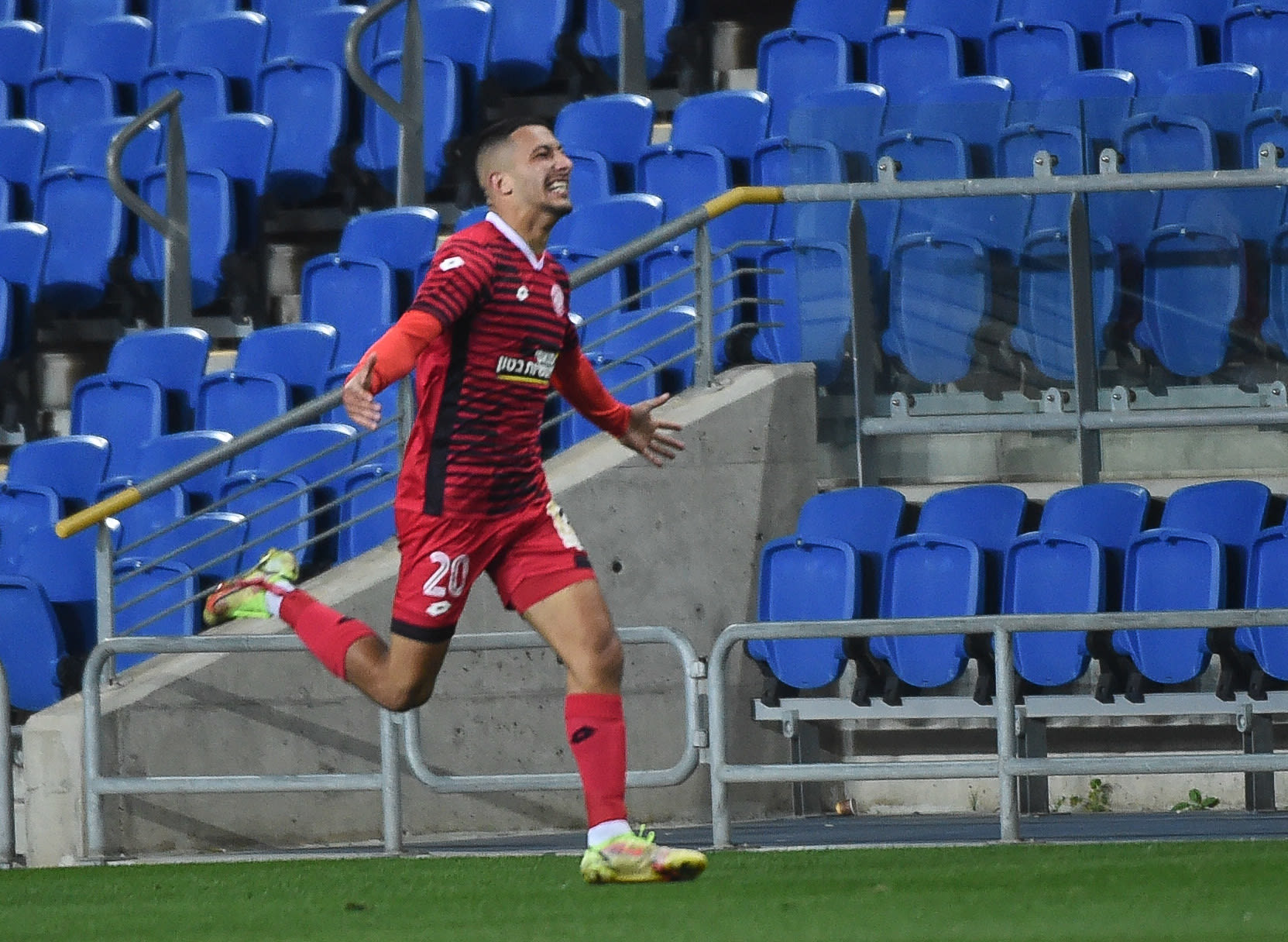 שחקן הפועל חדרה עמית מור חוגג שער  בהופעת הבכורה שלו בהרכב בליגת העל