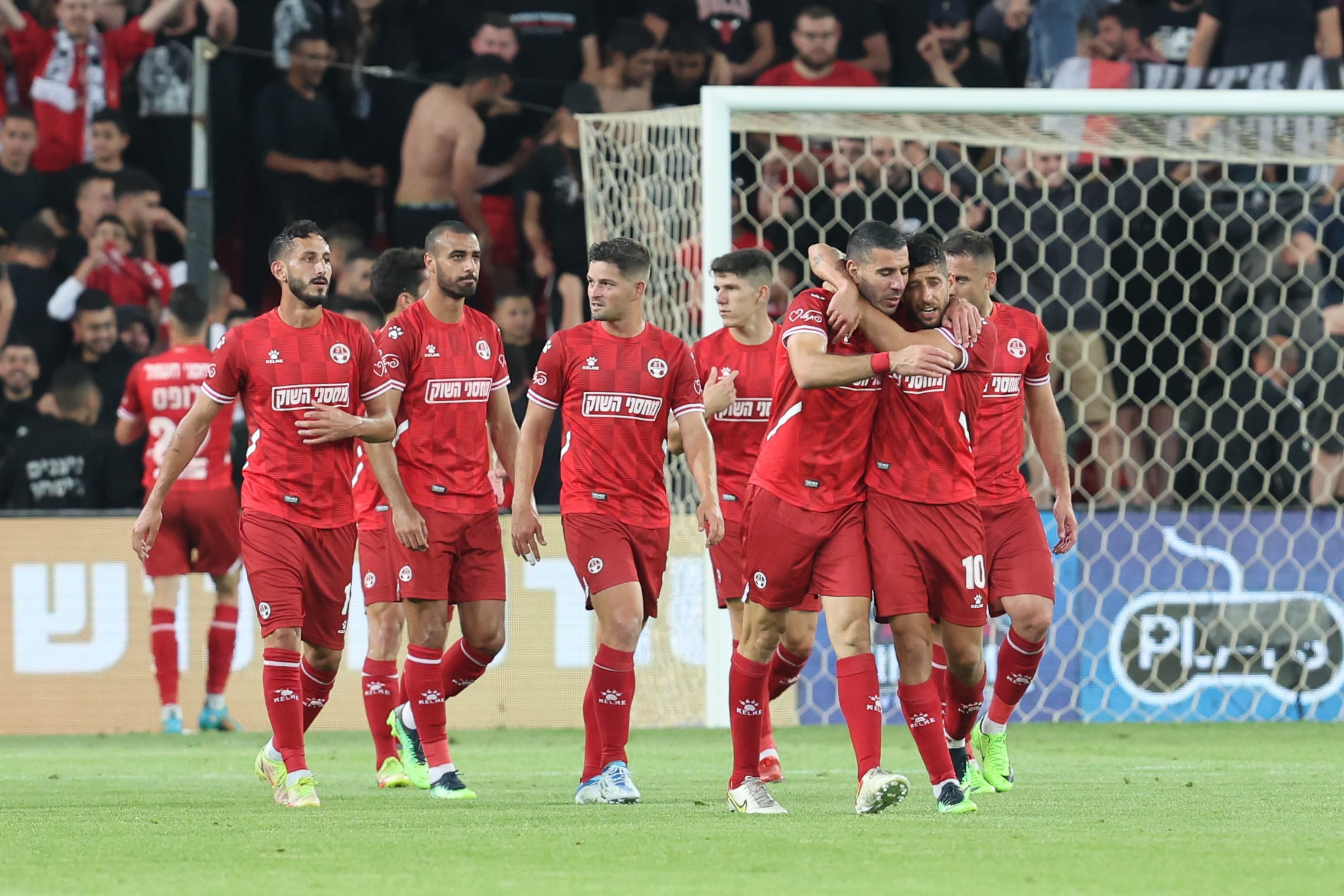 איתן טיבי שחקן הפועל באר שבע עם דור מיכה