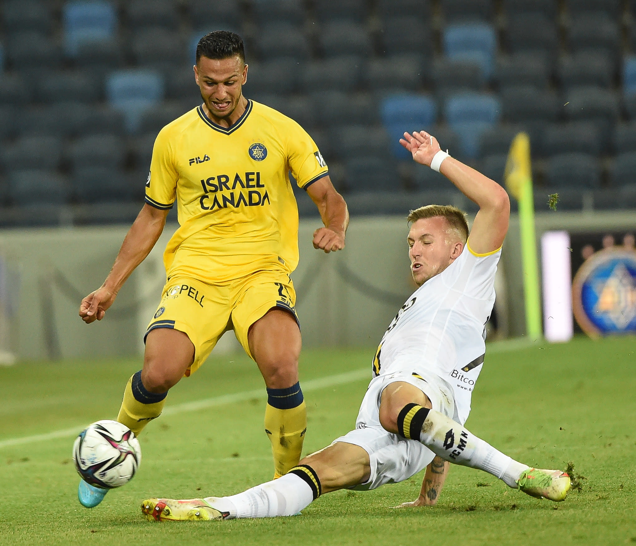 אילון אלמוג שחקן מכבי תל אביב מול עדן קארצב שחקן מכבי נתניה