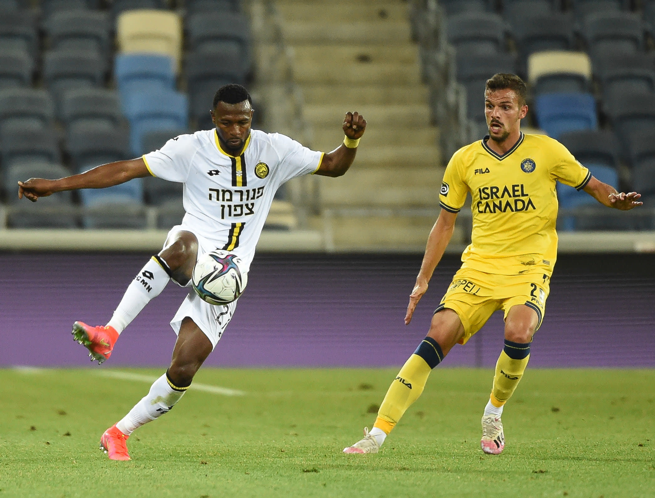 פטריק טוומאסי שחקן מכבי נתניה מול אנדרה ז'ראלדש שחקן מכבי תל אביב