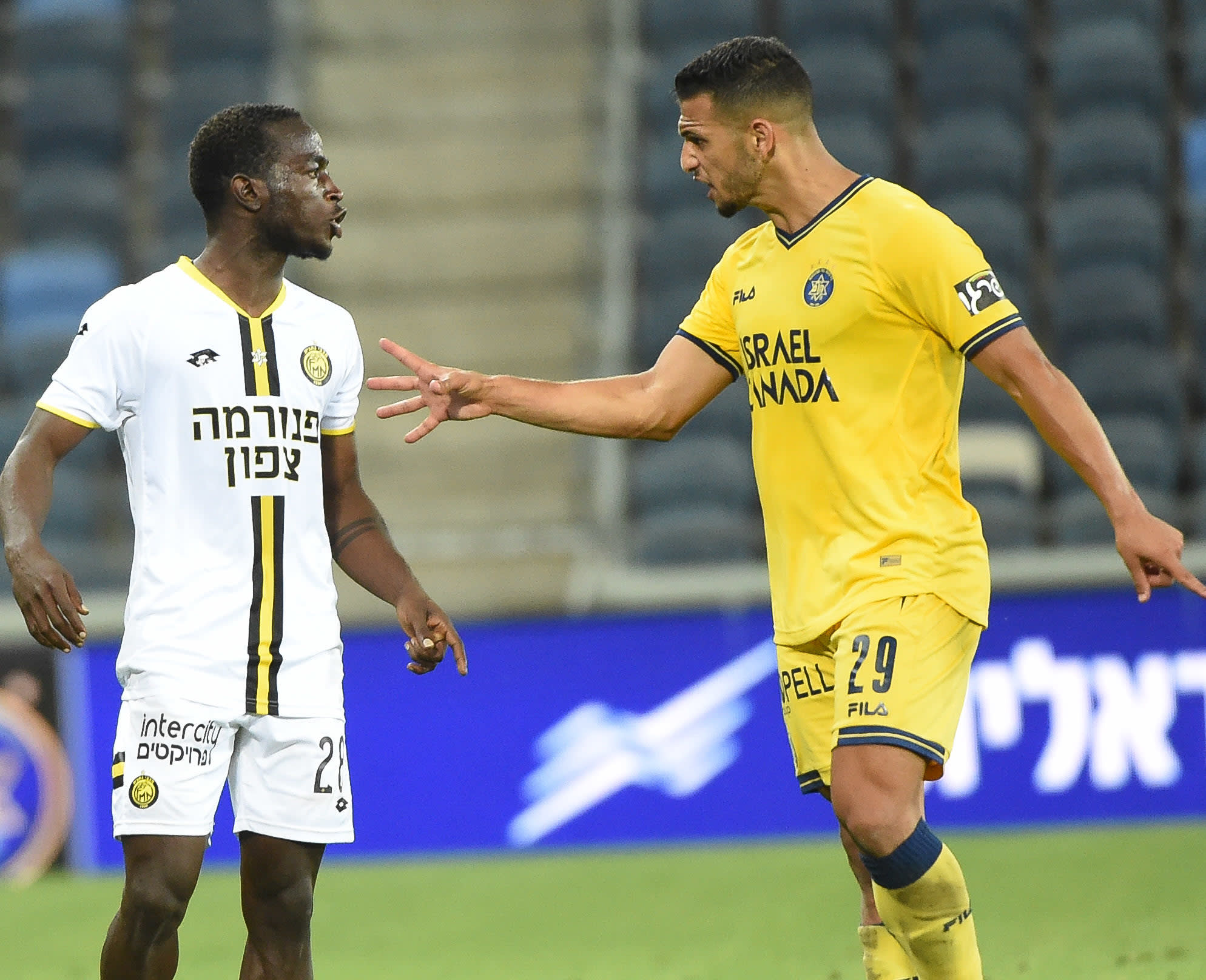 אילון אלמוג שחקן מכבי תל אביב מול פארפה גיאגון שחקן מכבי נתניה